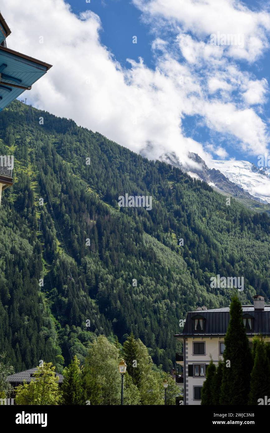 Vista del Monte bianco dalla stazione sciistica sottostante a un angolo basso Foto Stock