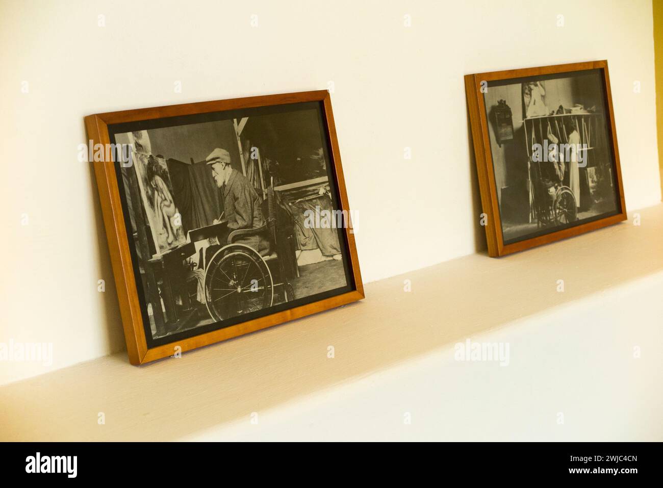 Fotografie d'epoca del dipinto di Pierre Auguste Renoir, esposte in studio al Musee Renoir, ex casa di Renoir a Cagnes-Sur-Mer, Francia. (135) Foto Stock