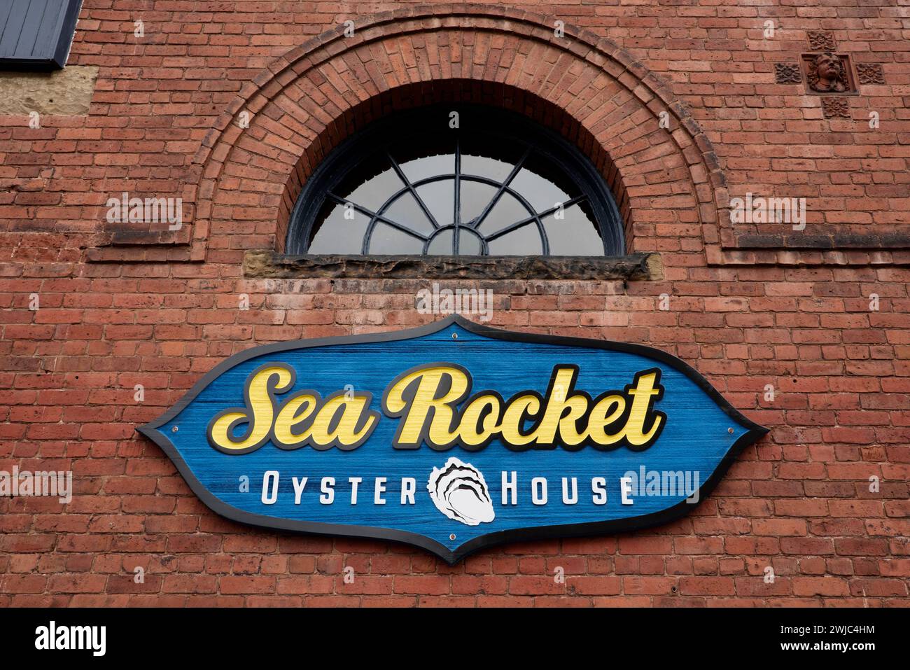 Colorato cartello in legno per Sea Rocket Oyster House a Charlottetown, Isola del Principe Edoardo, Canada. Foto Stock