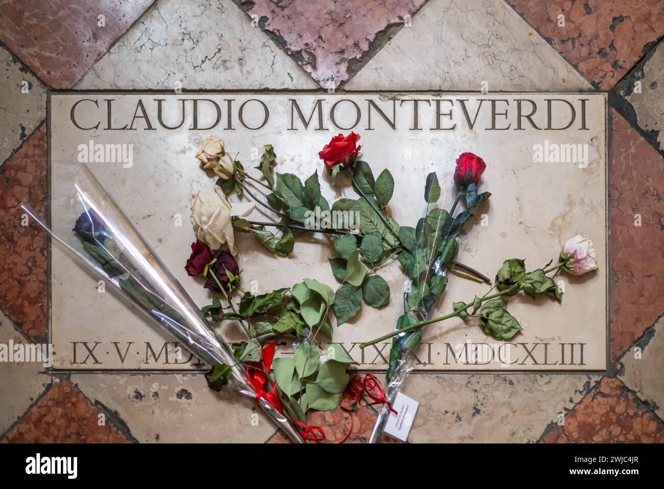 La lapide di Claudio Monteverdi, adornata di rose, nella chiesa di Santa Maria dei Frari, Venezia. Foto Stock