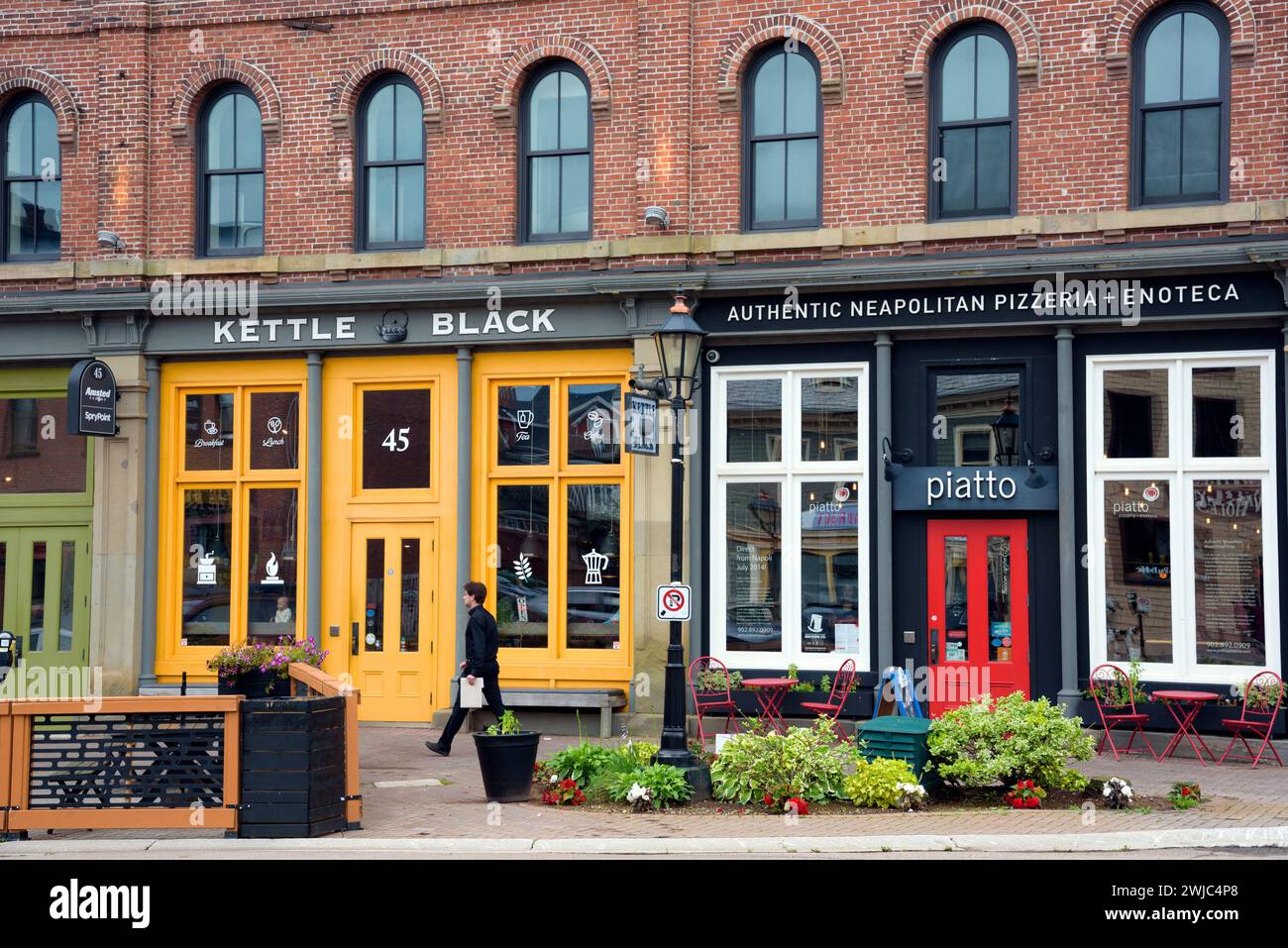 Colorate facciate d'affari su Queen Street, Charlottetown, Prince Edward Island, Canada Foto Stock