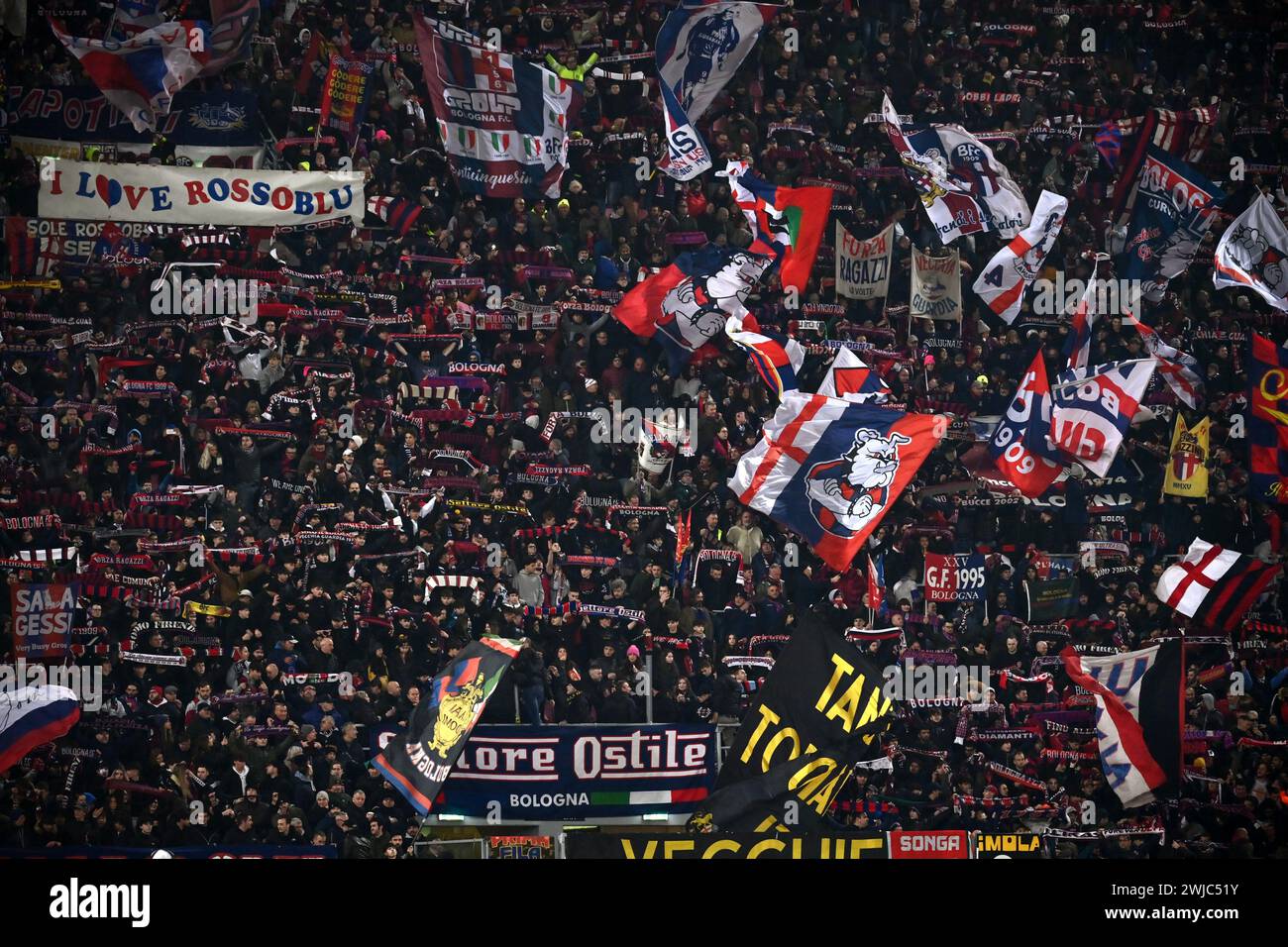 Bologna, Italia. 14 febbraio 2024. Foto massimo Paolone/LaPresse 14 febbraio 2024 - Bologna, Italia - sport, calcio - Bologna vs Fiorentina - Campionato italiano di calcio serie A TIM 2023/2024 - Stadio Renato dall'Ara. Nella foto: i tifosi del Bologna 14 febbraio 2024 Bologna, Italia - sport, calcio - Bologna vs Fiorentina - Campionato Italiano di serie A 2023/2024 - Stadio Renato Dall'Ara. Nella foto: I fan di Bologna credito: LaPresse/Alamy Live News Foto Stock