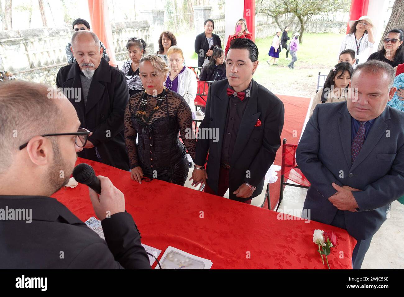 CUENCA-MATRIMONIO-SAN VALENTIN Cuenca,Ecuador 14 de febrero de 2024 EN el registro Civil del Batan la manana de hoy varias parejas contrajeron matrimonio en el dia del amor y la amistad en San Valentin. Martha Roldan Y Jaime Lara que tubieron un noviazgo de tres anos decidieron el dia de hoy contraer matrimonio. foto Boris Romoleroux/API. SOI-CUENCA-MATRIMONIO-SANVALENTIN-8e871f3964267b3177f1bb86bdcffe2 *** CUENCA SAN VALENTIN MATRIMONIO Cuenca,Ecuador 14 febbraio 2024 nel registro civile di Batan questa mattina diverse coppie si sono sposate il giorno dell'amore e dell'amicizia il giorno di San Valentino ma Foto Stock