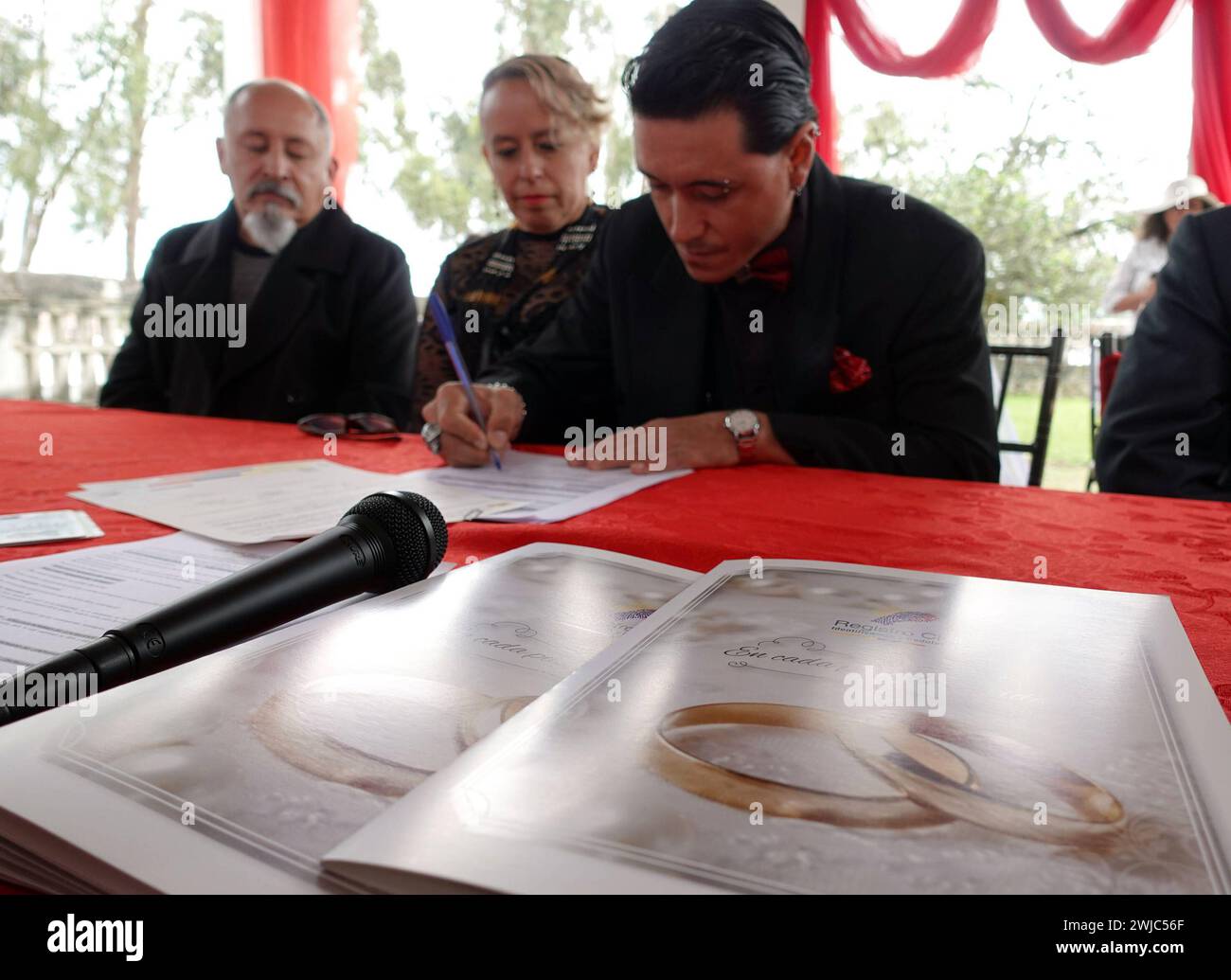 CUENCA-MATRIMONIO-SAN VALENTIN Cuenca,Ecuador 14 de febrero de 2024 EN el registro Civil del Batan la manana de hoy varias parejas contrajeron matrimonio en el dia del amor y la amistad en San Valentin. Martha Roldan Y Jaime Lara que tubieron un noviazgo de tres anos decidieron el dia de hoy contraer matrimonio. foto Boris Romoleroux/API. SOI-CUENCA-MATRIMONIO-SANVALENTIN-4e449858f26537b4ba52624b2dab9ae2 *** CUENCA SAN VALENTIN MARRIAGE Cuenca,Ecuador 14 febbraio 2024 nel registro civile di Batan questa mattina diverse coppie si sono sposate il giorno dell'amore e dell'amicizia il giorno di San Valentino ma Foto Stock