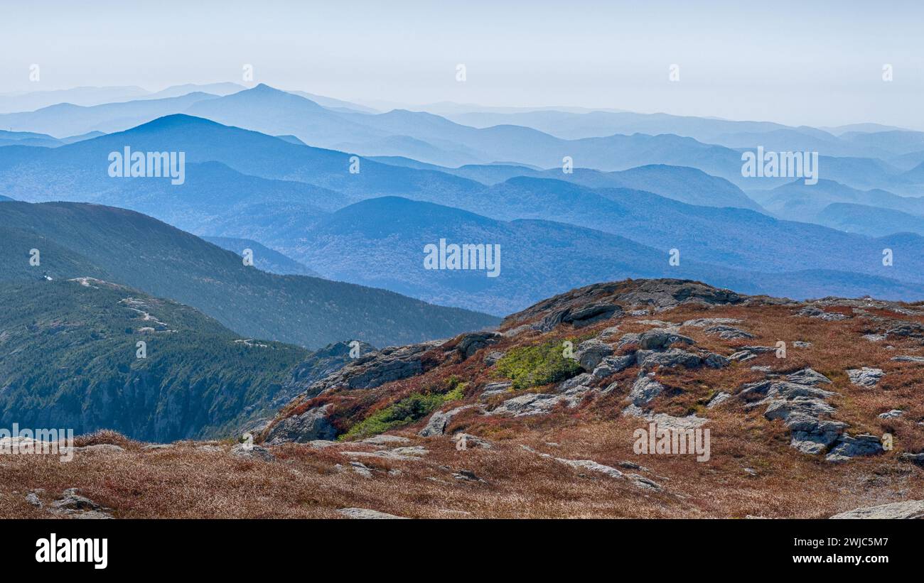 "I CAN SEE for Miles and Miles", Cliff House Trail, Stowe Mountain Resort, Mount Mansfield State Forest, Stowe, Vermont Foto Stock
