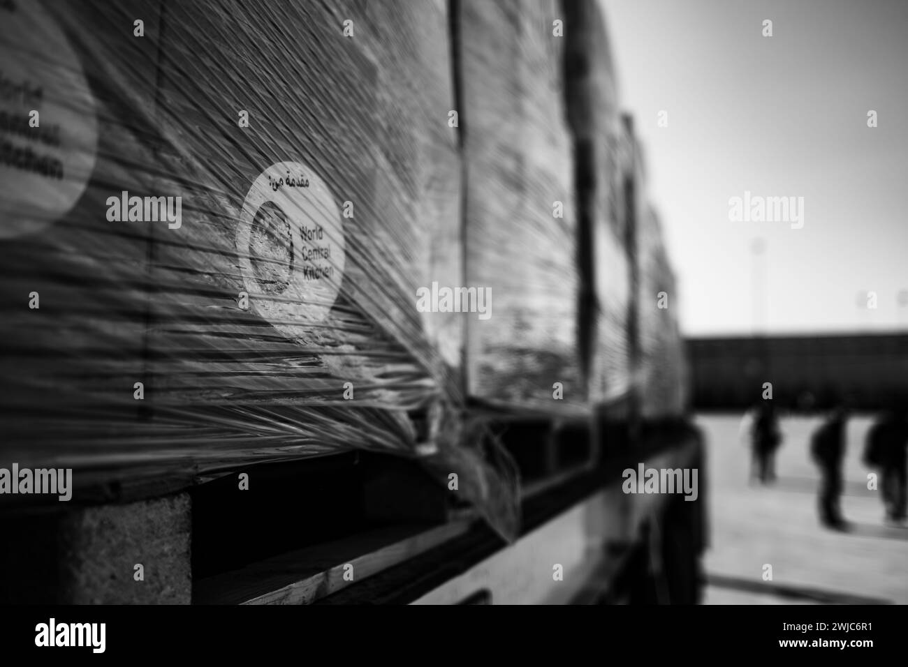 Un'immagine in primo piano in bianco e nero di pacchetti di aiuti umanitari etichettati per Gaza su un camion al confine di Kerem Shalom. Foto Stock