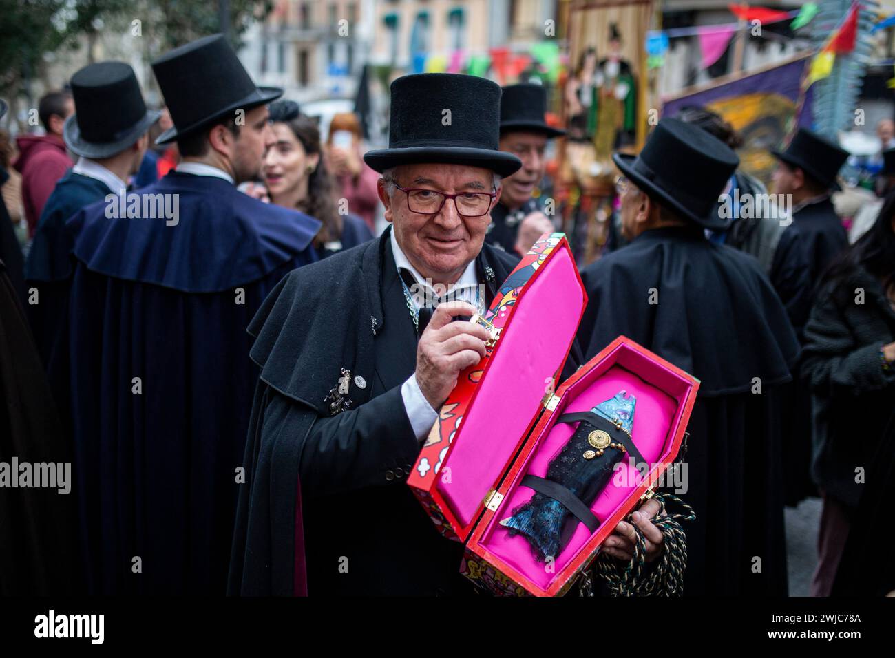 Madrid, Madrid, Spagna. 14 febbraio 2024. Un membro della confraternita sardina mostra la sardina all'interno della bara, durante la celebrazione della sepoltura della parata sardina che ha girato le strade di Madrid. La sepoltura della festa sarda è una processione funebre che si celebra ogni mercoledì delle ceneri, per salutare la settimana carnevalesca, risalente al XVIII secolo e che segna i quaranta giorni prima dell'arrivo della settimana Santa. (Immagine di credito: © Luis Soto/ZUMA Press Wire) SOLO PER USO EDITORIALE! Non per USO commerciale! Foto Stock