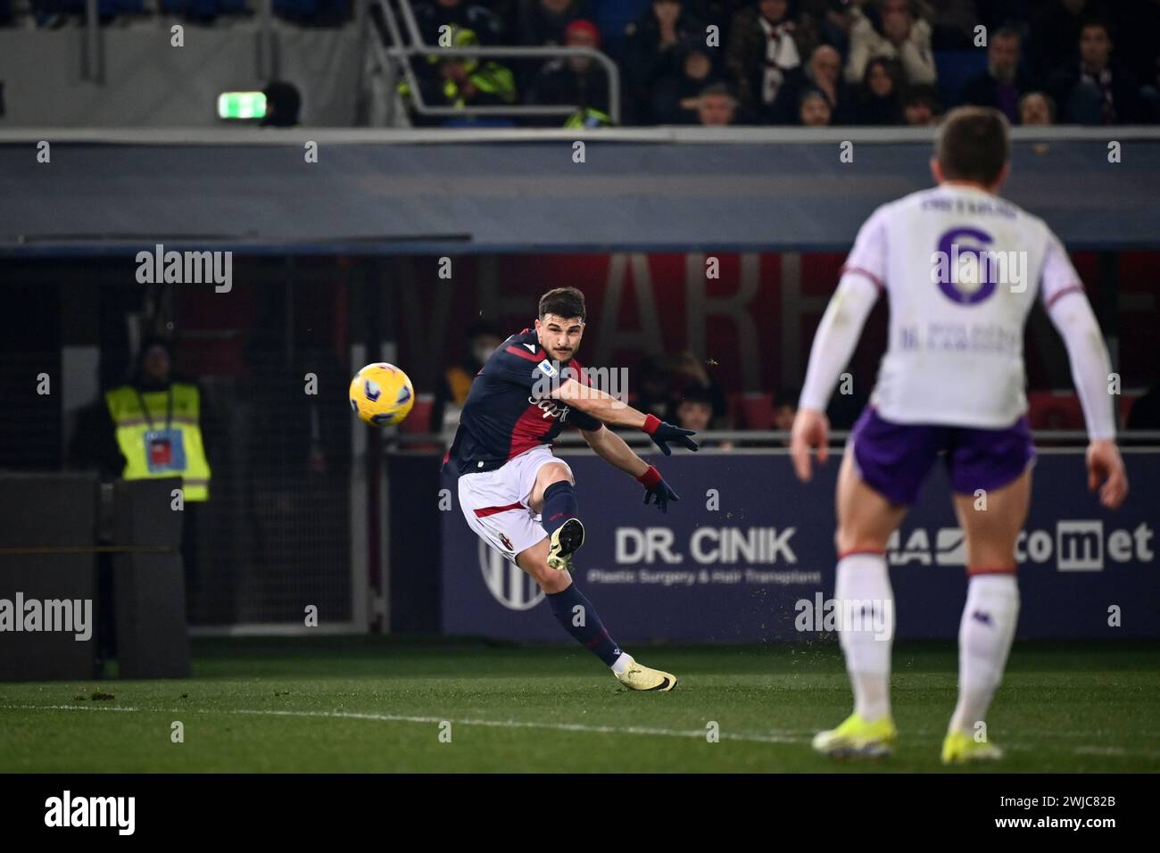 Foto massimo Paolone/LaPresse 14 febbraio 2024 - Bologna, Italia - sport, calcio - Bologna vs Fiorentina - Campionato italiano di calcio serie A TIM 2023/2024 - Stadio Renato dall'Ara. Nella foto: Riccardo Orsolini (Bologna FC) realizza un gol ma l'arbitro Daniele Chiffi annulla il gol dopo aver consultato la Video assistenza Arbitrale (VAR) 14 febbraio 2024 Bologna, Italia - sport, calcio - Bologna vs Fiorentina - Campionato Italiano di calcio 2023/2024 - Stadio Renato Dall'Ara. Nella foto: Riccardo Orsolini (Bologna FC) segna un gol ma l'arbitro Daniele Chiffi Foto Stock