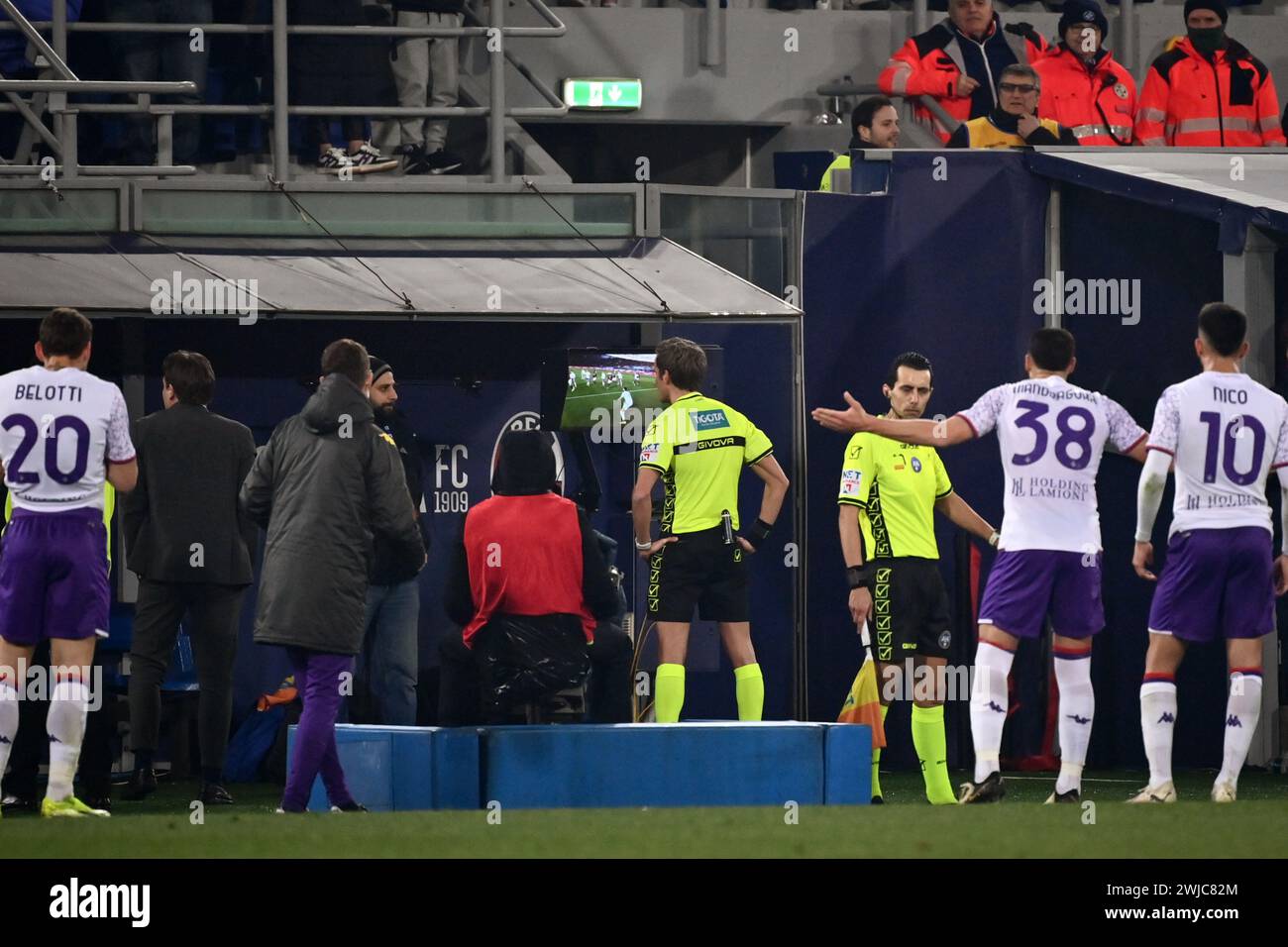 Foto massimo Paolone/LaPresse 14 febbraio 2024 - Bologna, Italia - sport, calcio - Bologna vs Fiorentina - Campionato italiano di calcio serie A TIM 2023/2024 - Stadio Renato dall'Ara. Nella foto: Riccardo Orsolini (Bologna FC) realizza un gol ma l'arbitro Daniele Chiffi annulla il gol dopo aver consultato la Video assistenza Arbitrale (VAR) 14 febbraio 2024 Bologna, Italia - sport, calcio - Bologna vs Fiorentina - Campionato Italiano di calcio 2023/2024 - Stadio Renato Dall'Ara. Nella foto: Riccardo Orsolini (Bologna FC) segna un gol ma l'arbitro Daniele Chiffi Foto Stock