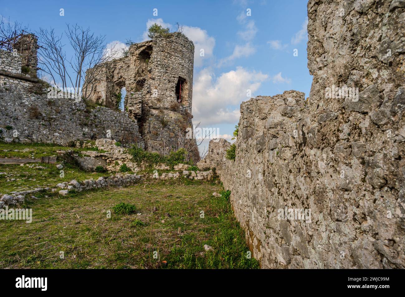 Il castello Avalos di Vairano Patenora è un edificio di forma quadrata con mura perimetrali in pietra e quattro torri cilindriche angolari. È stato costruito da Ripan Foto Stock