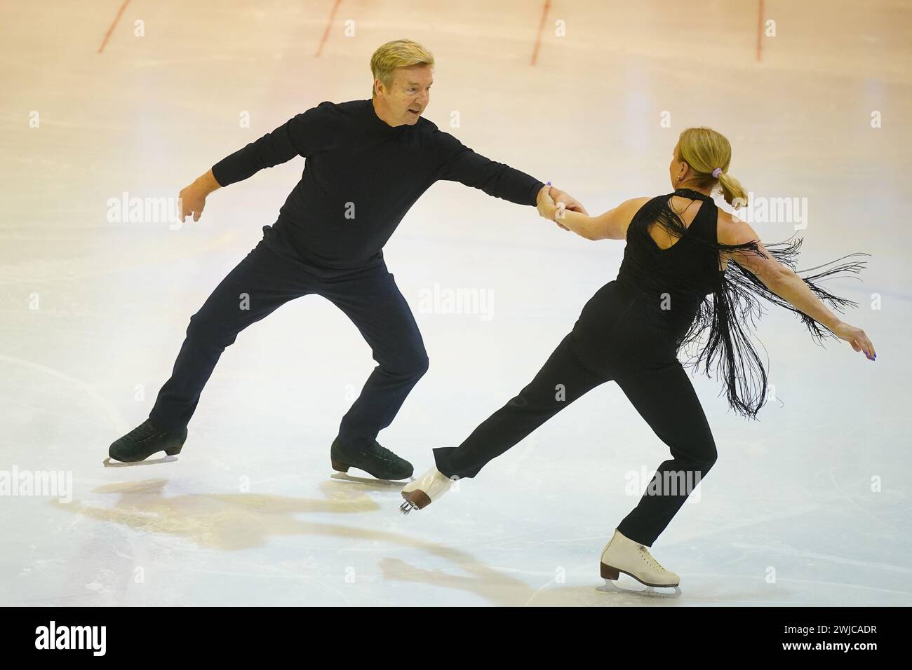 I pattinatori Jayne Torvill e Christopher Dean ricreano il loro "momento Bolero" sul ghiaccio al Center Skenderija di Sarajevo mentre visitano la Bosnia ed Erzegovina per celebrare il 40° anniversario della vittoria delle medaglie d'oro alle Olimpiadi invernali del 1984 e hanno annunciato il loro ritiro. Data foto: Mercoledì 14 febbraio 2024. Foto Stock