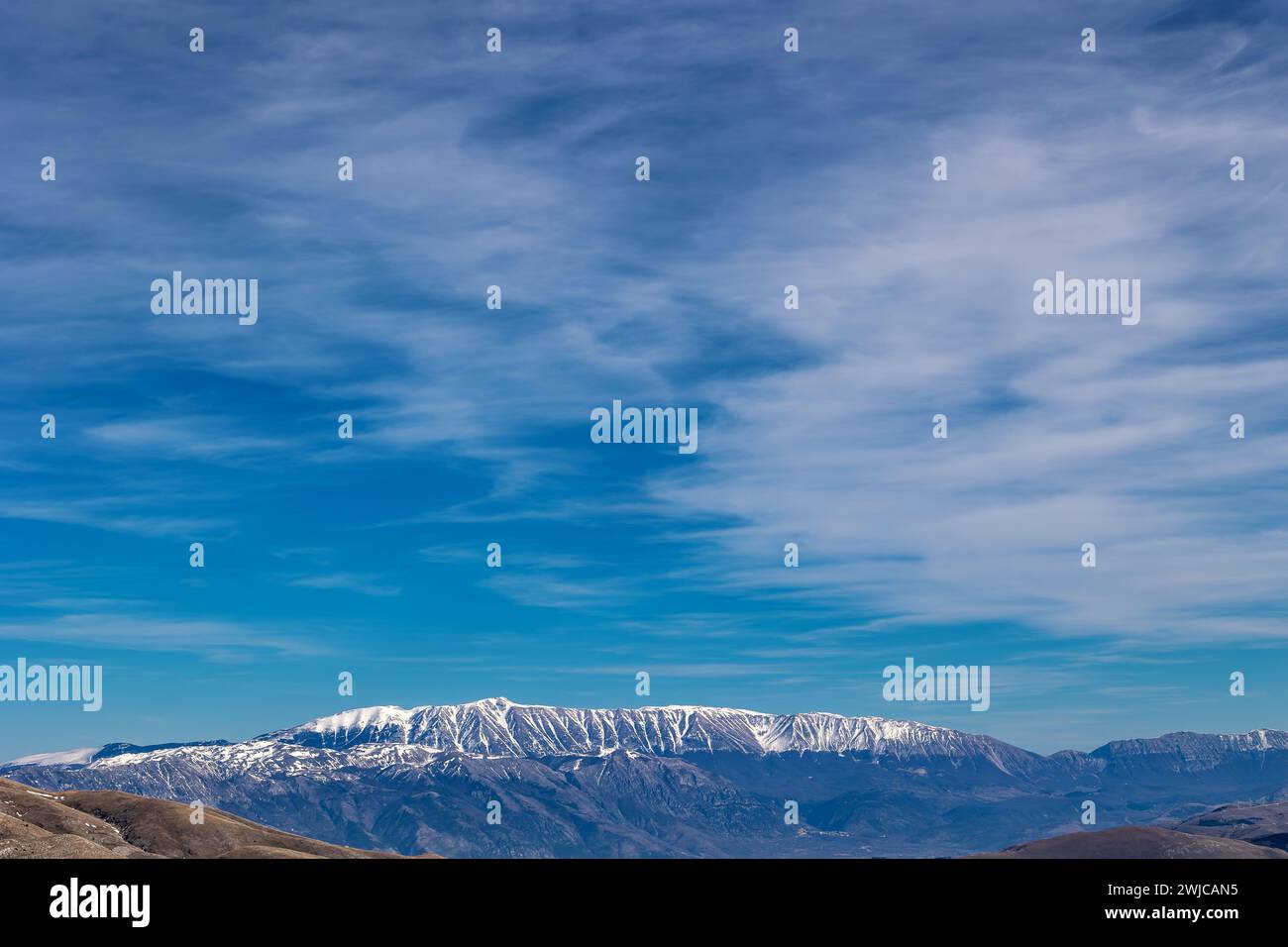 Panorama innevato sulle montagne sullo sfondo blu del cielo. Appennino Italiano centrale. Massiccio della Maiella nell'Appennino continentale in Italia. Foto Stock