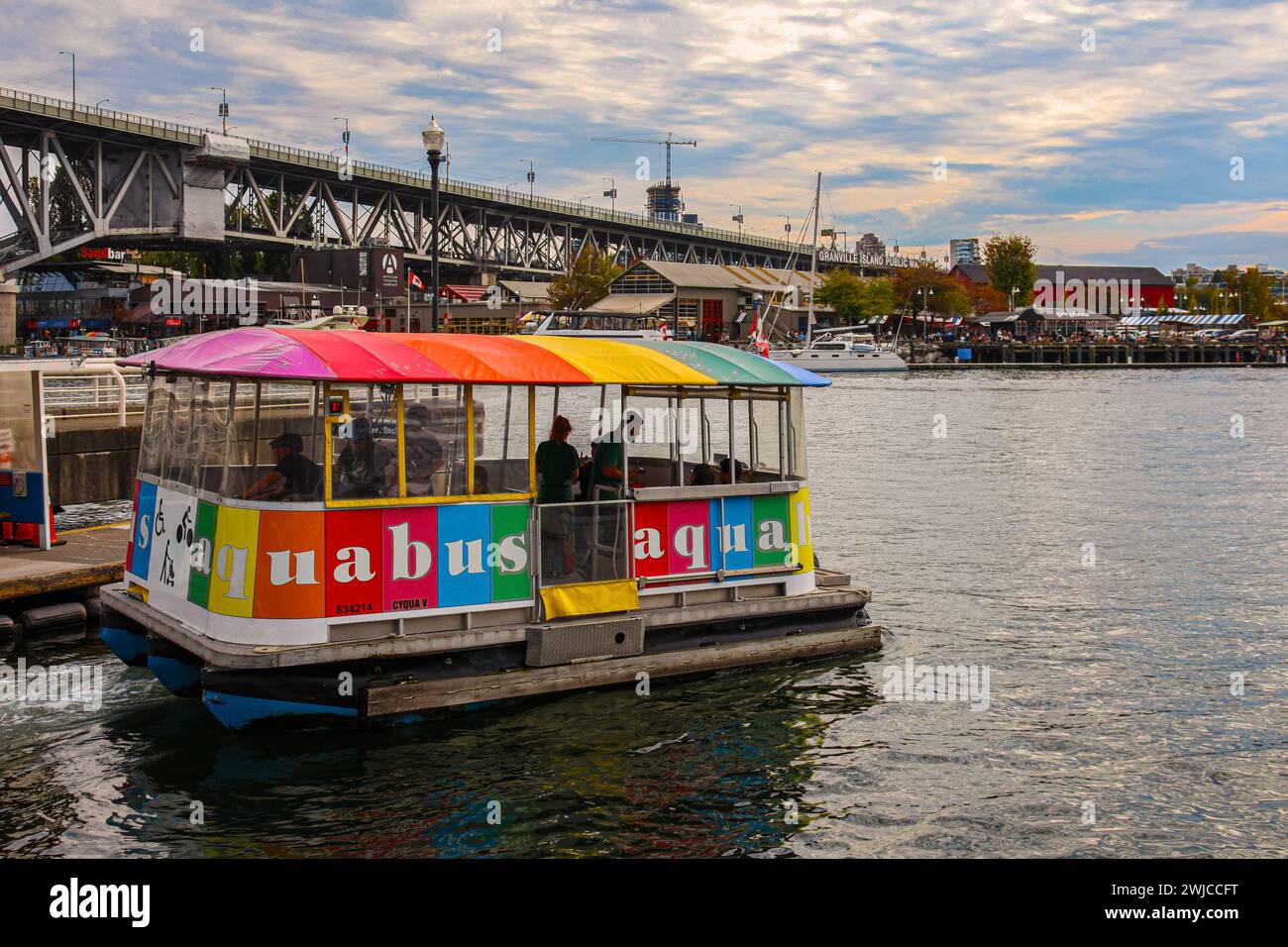 Aquabus, un piccolo traghetto passeggeri, a Hornby Street nel West End di Vancouver, Canada, da dove attraverserà False Creek fino a Granville Island, Foto Stock