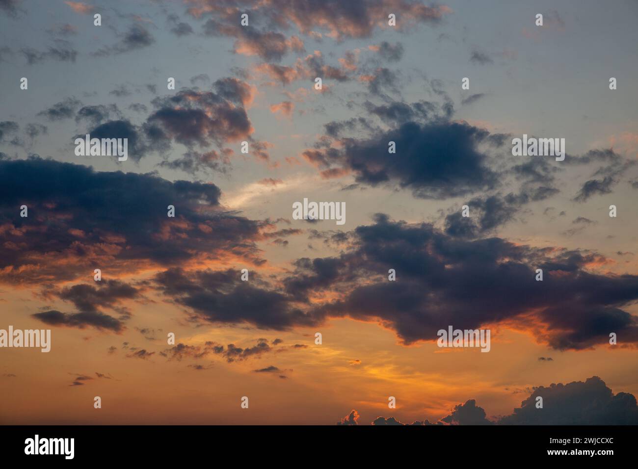 tramonto spettacolare sfondo nuvoloso del cielo in una serata estiva Foto Stock