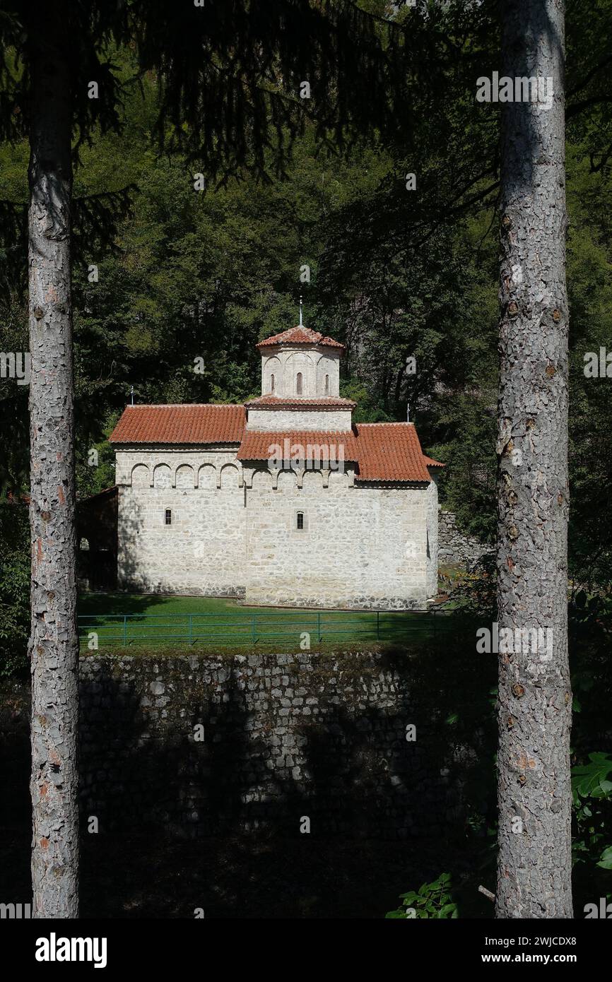 chiesa dei Santi Arcangeli Michele e Gabriele nel monastero di Klisura o Dobraca, un monastero femminile attivo che ha origine nel Medioevo Foto Stock
