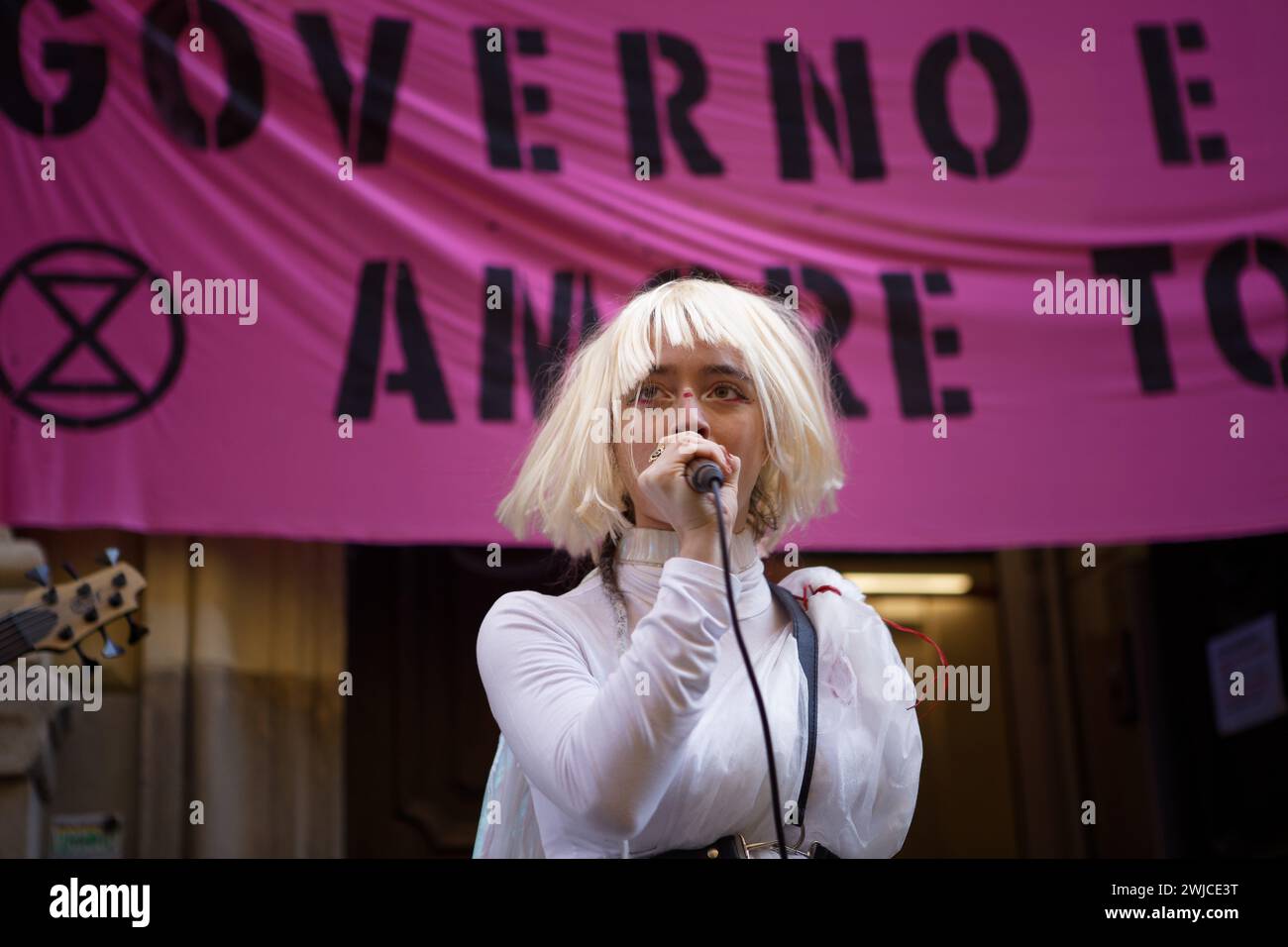 Torino, Italia. 14 febbraio 2024. Il giorno di San Valentino, gli attivisti della ribellione dell'estinzione protestano contro il finanziamento del governo italiano per l'estrazione di nuovi fossili in Africa e Medio Oriente. Crediti: M.Bariona/Alamy Live News Foto Stock