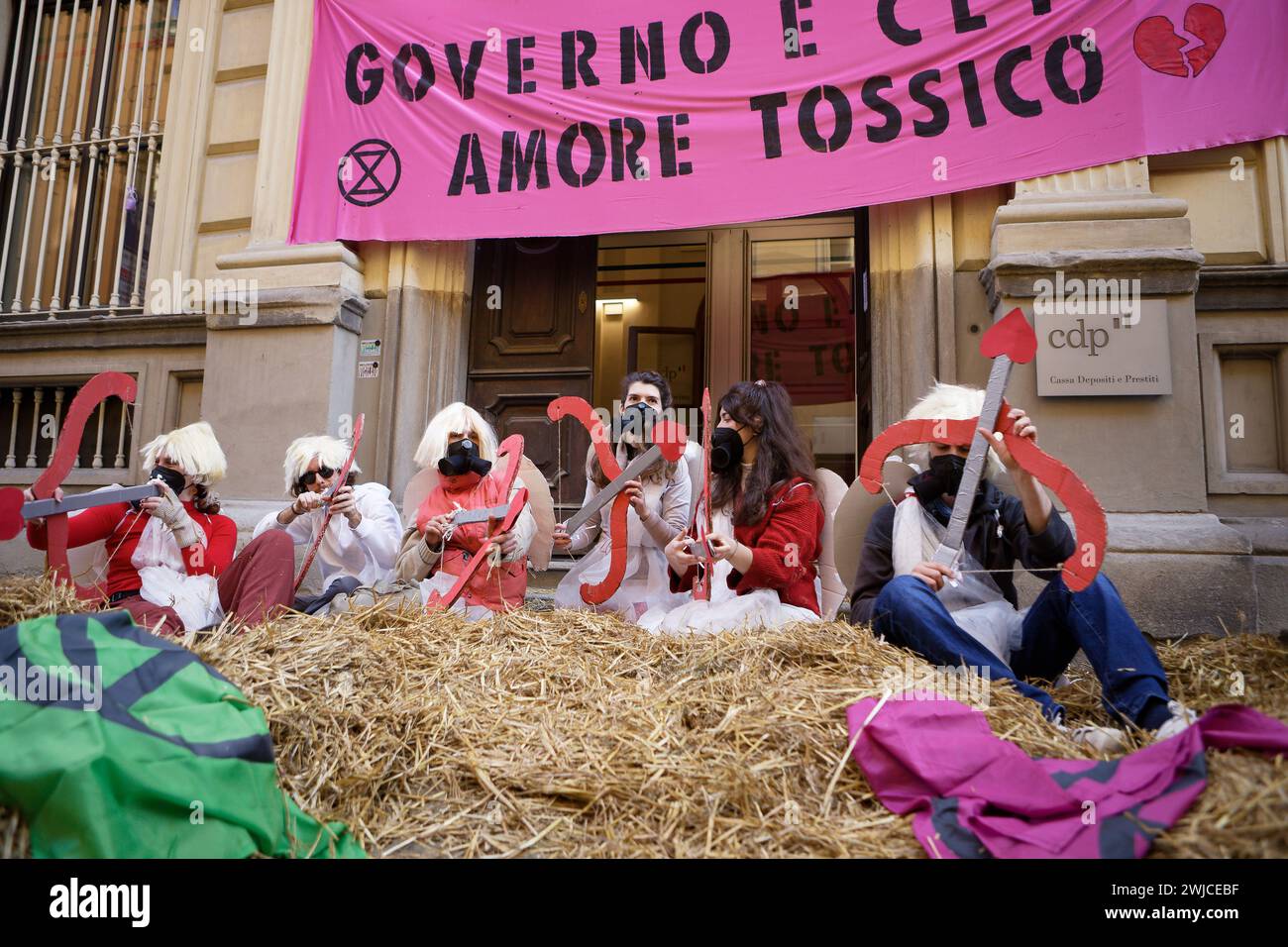 Torino, Italia. 14 febbraio 2024. Il giorno di San Valentino, gli attivisti della ribellione dell'estinzione protestano contro il finanziamento del governo italiano per l'estrazione di nuovi fossili in Africa e Medio Oriente. Crediti: M.Bariona/Alamy Live News Foto Stock