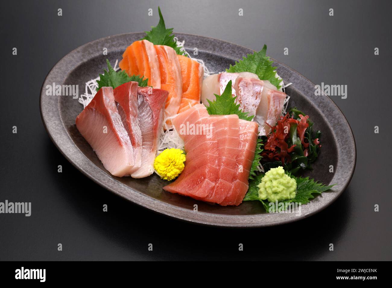 sashimi assortiti; tonno (medio grasso), salmone, coda gialla e orata di mare. Autentica cucina giapponese. Foto Stock