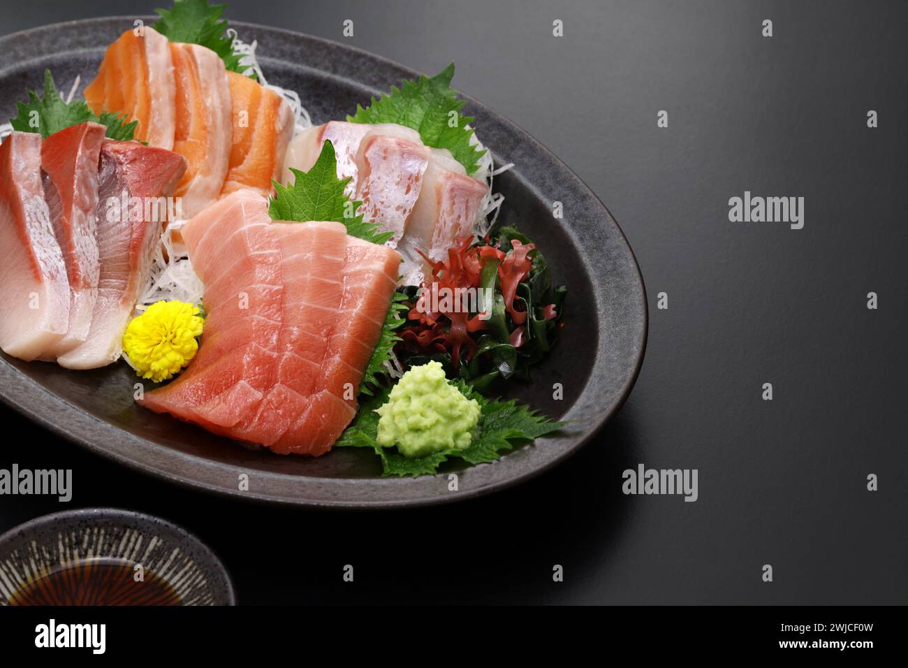 sashimi assortiti; tonno (medio grasso), salmone, coda gialla e orata di mare. Autentica cucina giapponese. copia spazio. Foto Stock