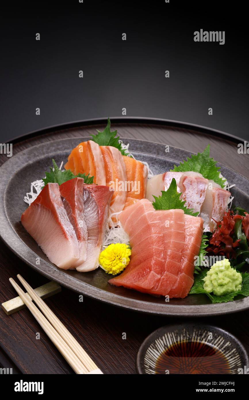 sashimi assortiti; tonno (medio grasso), salmone, coda gialla e orata di mare. Autentica cucina giapponese. copia spazio. Foto Stock