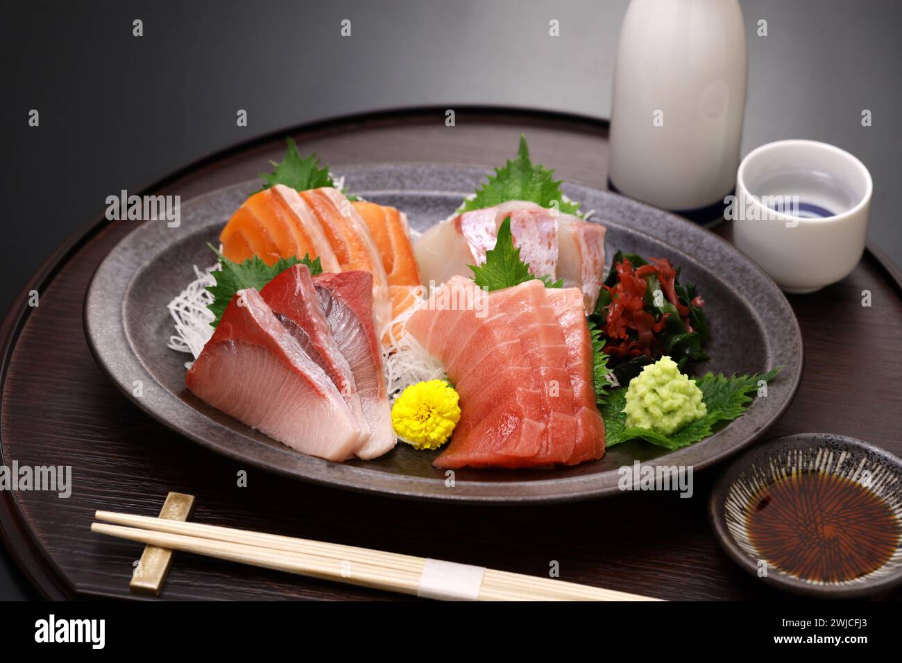 sashimi assortiti; tonno (medio grasso), salmone, coda gialla e orata di mare. Autentica cucina giapponese. Foto Stock