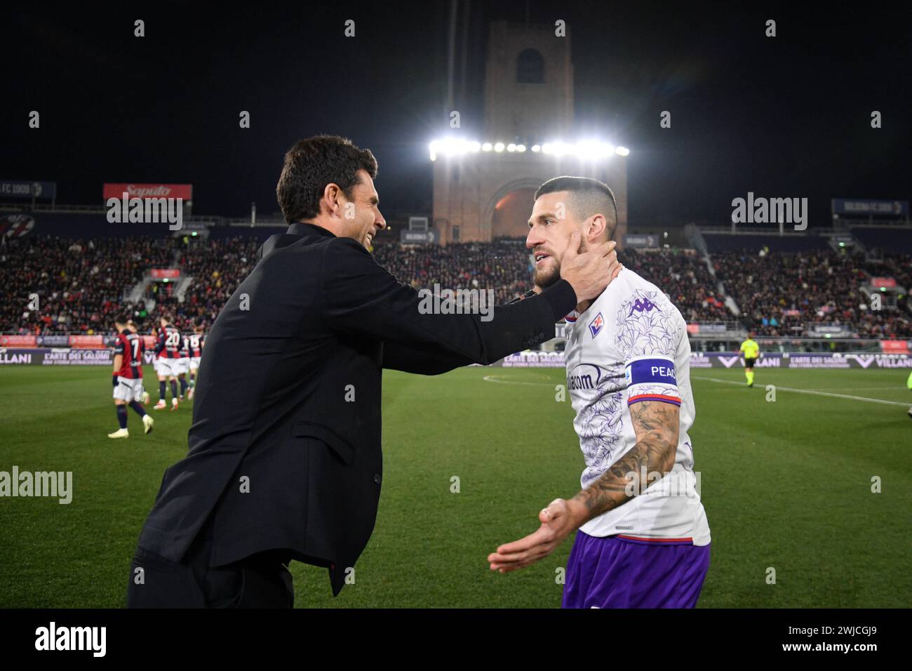 Bologna, Italia. 14 febbraio 2024. Foto massimo Paolone/LaPresse 14 febbraio 2024 - Bologna, Italia - sport, calcio - Bologna vs Fiorentina - Campionato italiano di calcio serie A TIM 2023/2024 - Stadio Renato dall'Ara. Nella foto: Thiago Motta (Bologna F.C.) con Cristiano Biraghi (ACF Fiorentina) 14 febbraio 2024 Bologna, Italia - sport, calcio - Bologna vs Fiorentina - Campionato Italiano di calcio di serie A 2023/2024 - Stadio Renato Dall'Ara. Nella foto: Thiago Motta (Bologna F.C.) con Cristiano Biraghi (ACF Fiorentina) crediti: LaPresse/Alamy Live News Foto Stock