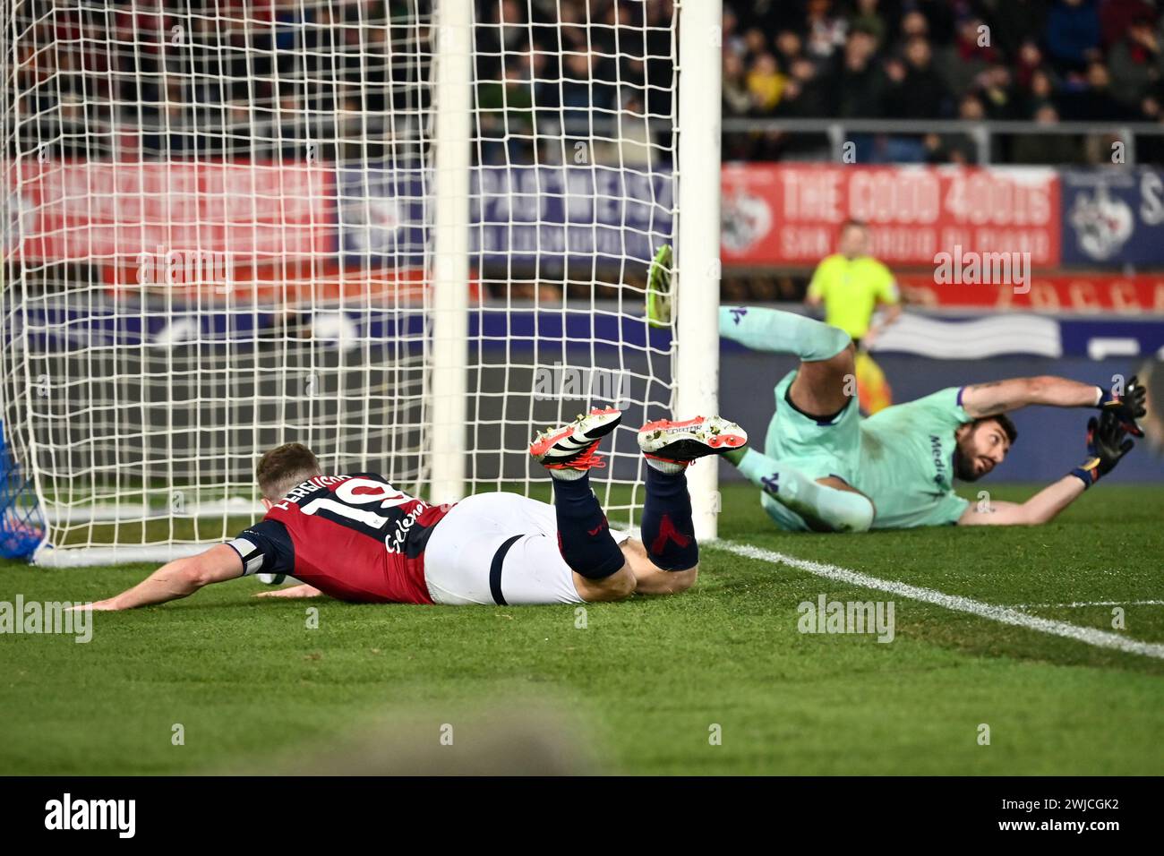 Bologna, Italia. 14 febbraio 2024. Foto massimo Paolone/LaPresse 14 febbraio 2024 - Bologna, Italia - sport, calcio - Bologna vs Fiorentina - Campionato italiano di calcio serie A TIM 2023/2024 - Stadio Renato dall'Ara. Nella foto: Lewis Ferguson (Bologna FC) a testa bassa 14 febbraio 2024 Bologna, Italia - sport, calcio - Bologna vs Fiorentina - Campionato Italiano di calcio 2023/2024 - Stadio Renato Dall'Ara. Nella foto: Lewis Ferguson (Bologna FC) con Head Down crediti: LaPresse/Alamy Live News Foto Stock