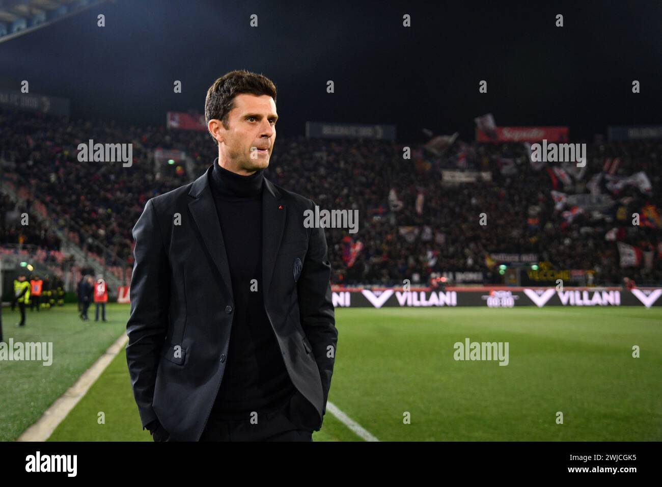 Bologna, Italia. 14 febbraio 2024. Foto massimo Paolone/LaPresse 14 febbraio 2024 - Bologna, Italia - sport, calcio - Bologna vs Fiorentina - Campionato italiano di calcio serie A TIM 2023/2024 - Stadio Renato dall'Ara. Nella foto: Thiago Motta (Bologna F.C.) osserva 14 febbraio 2024 Bologna, Italia - sport, calcio - Bologna vs Fiorentina - Campionato Italiano di calcio di serie A 2023/2024 - Stadio Renato Dall'Ara. Nella foto: Thiago Motta (Bologna F.C.) guarda su Credit: LaPresse/Alamy Live News Foto Stock