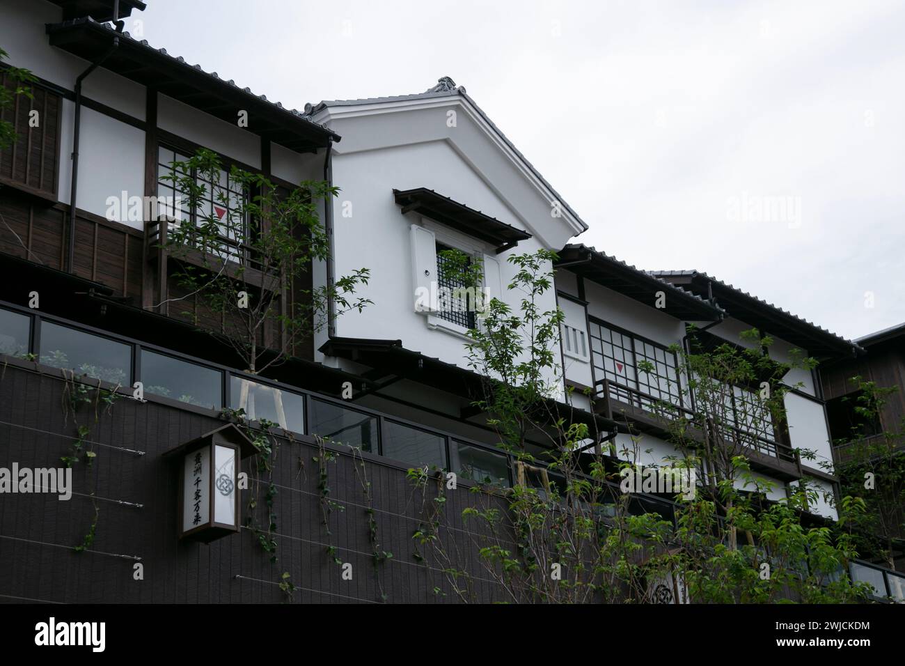 Tokyo, Giappone; 1 ottobre 2023: Edificio in legno vicino al mercato del pesce di Toyosu a Tokyo. Foto Stock