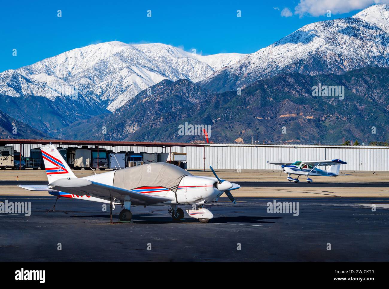 Upland, California - 10 febbraio 2024: Prima neve della stagione sul Monte San Antonio di 000 piedi e sull'Ontario Peak di 8.700 piedi visti dal Cable Airport. Foto Stock
