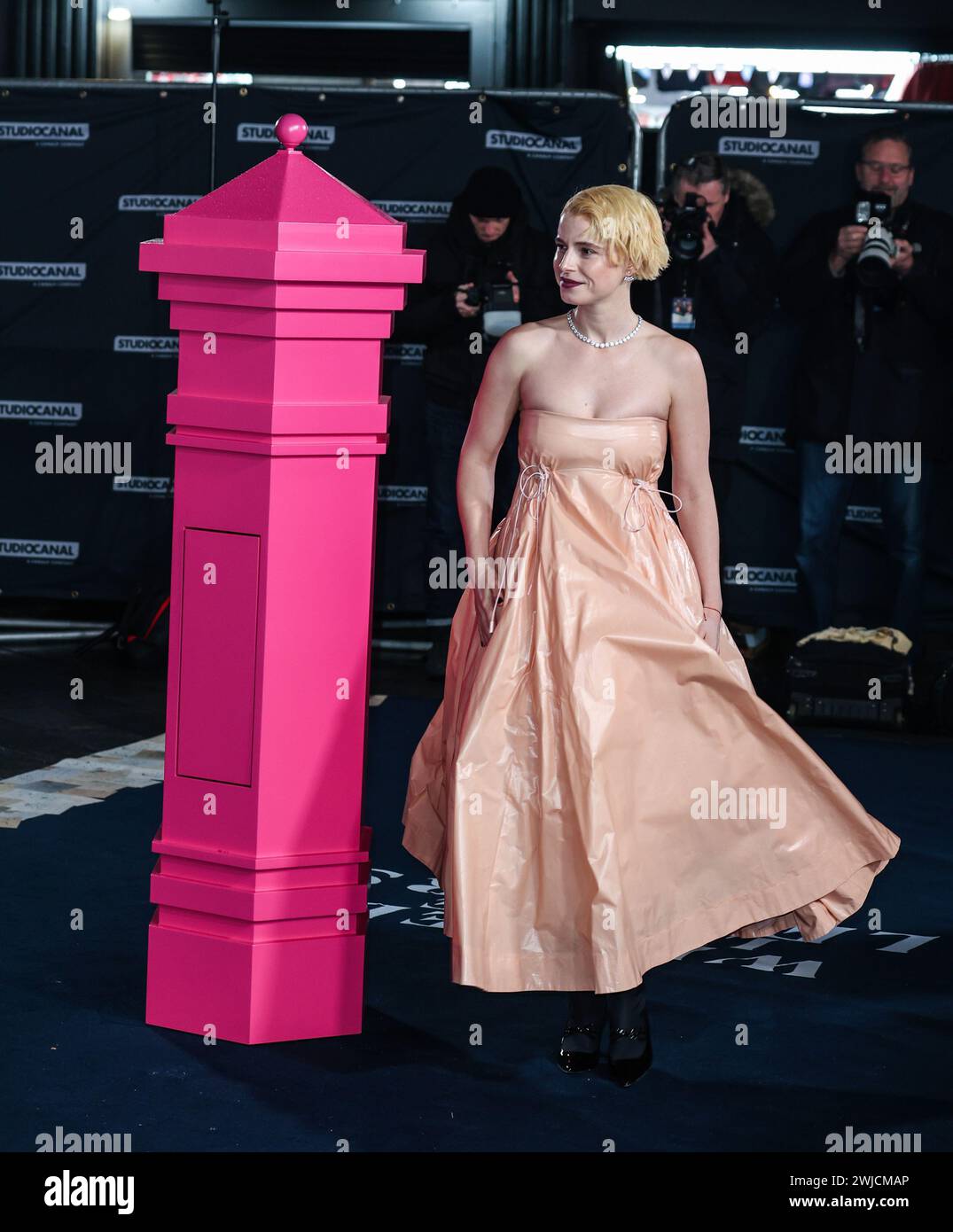 Londra, Regno Unito. 13 febbraio 2024. Jessie Buckley partecipa alla prima europea di "Wicked Little Letters" all'Odeon Luxe Leicester Square a Londra. (Foto di Brett Cove/SOPA Images/Sipa USA) credito: SIPA USA/Alamy Live News Foto Stock