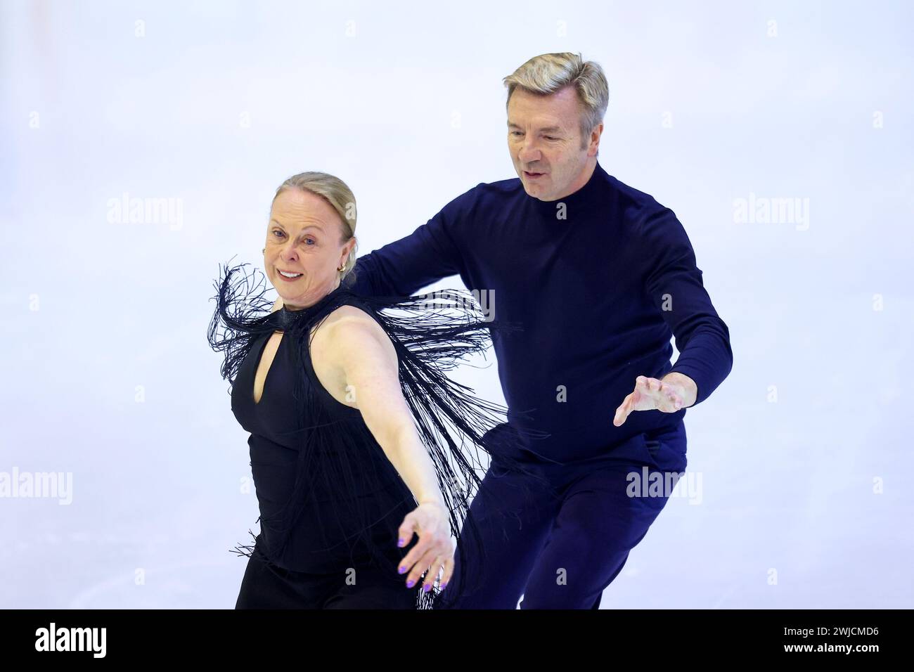 Sarajevo, Bosnia ed Erzegovina. 14 febbraio 2024. I ballerini britannici Jayne Torvill e Christopher Dean eseguono la routine che ha dato loro il primo, e finora solo, il punteggio perfetto nella storia del pattinaggio olimpico, Bolero, durante uno spettacolo di pattinaggio su ghiaccio per celebrare il 40 ° anniversario delle Olimpiadi invernali di Sarajevo 1984 a Sarajevo, Bosnia ed Erzegovina, il 14 febbraio 2024. Foto: Armin Durgut/PIXSELL credito: Pixsell/Alamy Live News Foto Stock