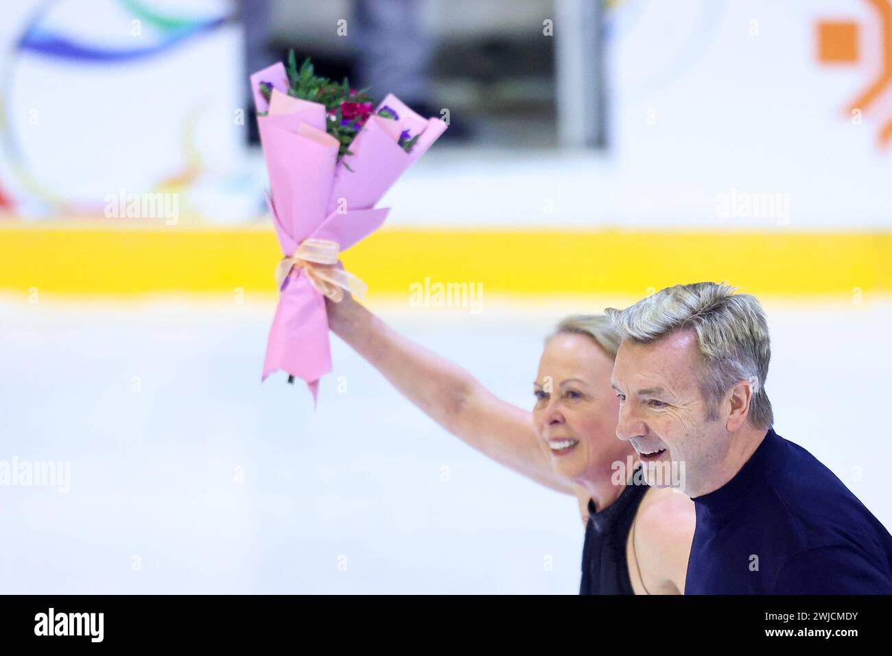 Sarajevo, Bosnia ed Erzegovina. 14 febbraio 2024. I ballerini britannici Jayne Torvill e Christopher Dean eseguono la routine che ha dato loro il primo, e finora solo, il punteggio perfetto nella storia del pattinaggio olimpico, Bolero, durante uno spettacolo di pattinaggio su ghiaccio per celebrare il 40 ° anniversario delle Olimpiadi invernali di Sarajevo 1984 a Sarajevo, Bosnia ed Erzegovina, il 14 febbraio 2024. Foto: Armin Durgut/PIXSELL credito: Pixsell/Alamy Live News Foto Stock