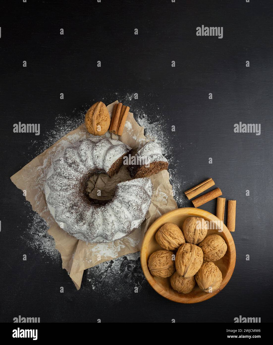 torta al cioccolato. Cuocere con noci e cannella. torta sullo sfondo scuro, dolce dolce dolce dolce dolce dolce, impasto di dolci. Torta fatta in casa. panetteria fatta in casa e. Foto Stock