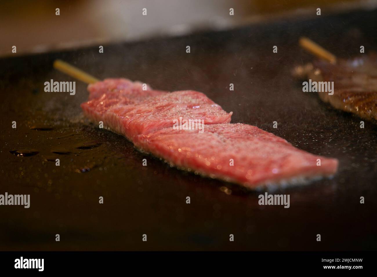 Manzo giapponese Kobe Wagyu in una bancarella di cibo al mercato esterno di Tsukiji nella città di Tokyo, in Giappone. Foto Stock