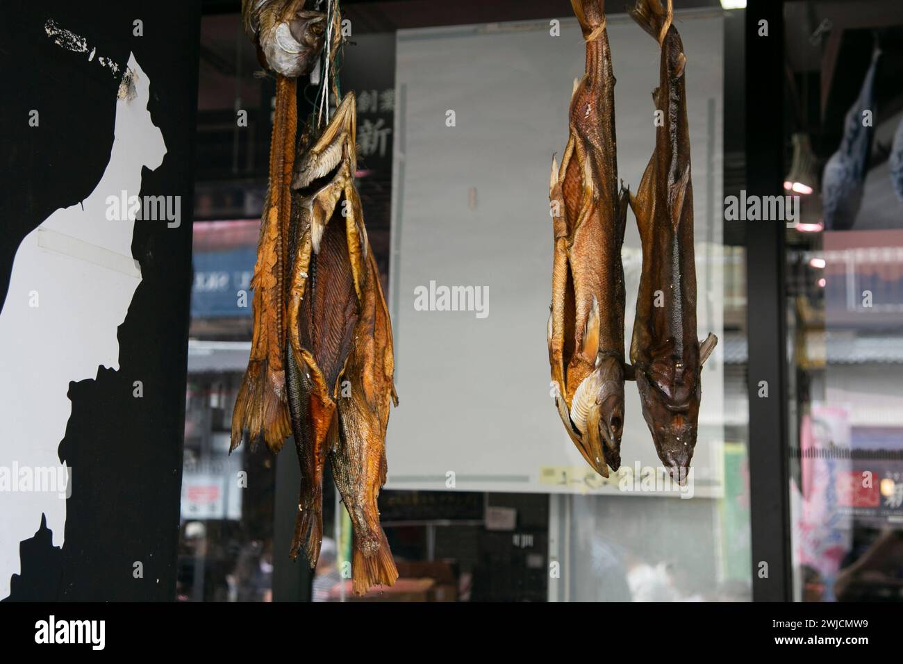 Salmone essiccato in un chiosco di cibo nel mercato esterno di Tsukiji nella città di Tokyo in Giappone. Foto Stock