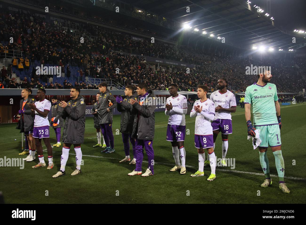 Foto Michele Nucci/LaPresse 14 febbraio 2024, Bologna, Italia sport, calcio. Bologna f.c. vs. ACF Fiorentina - Campionato di calcio serie A TIM 2023/2024 - stadio Renato Dall'Ara nella foto: la delusione dei giocatori della Fiorentina al termine della partita dura per 2-0 foto: Michele Nucci/LaPresse 14 febbraio 2024, Bologna, Italia. sport, calcio. Bologna f.c. vs. ACF Fiorentina - Campionato Italiano Football League A TIM 2023/2024 - Stadio Renato Dall'Ara nella foto: La delusione dei giocatori della Fiorentina alla fine della partita perse 2-0 Foto Stock