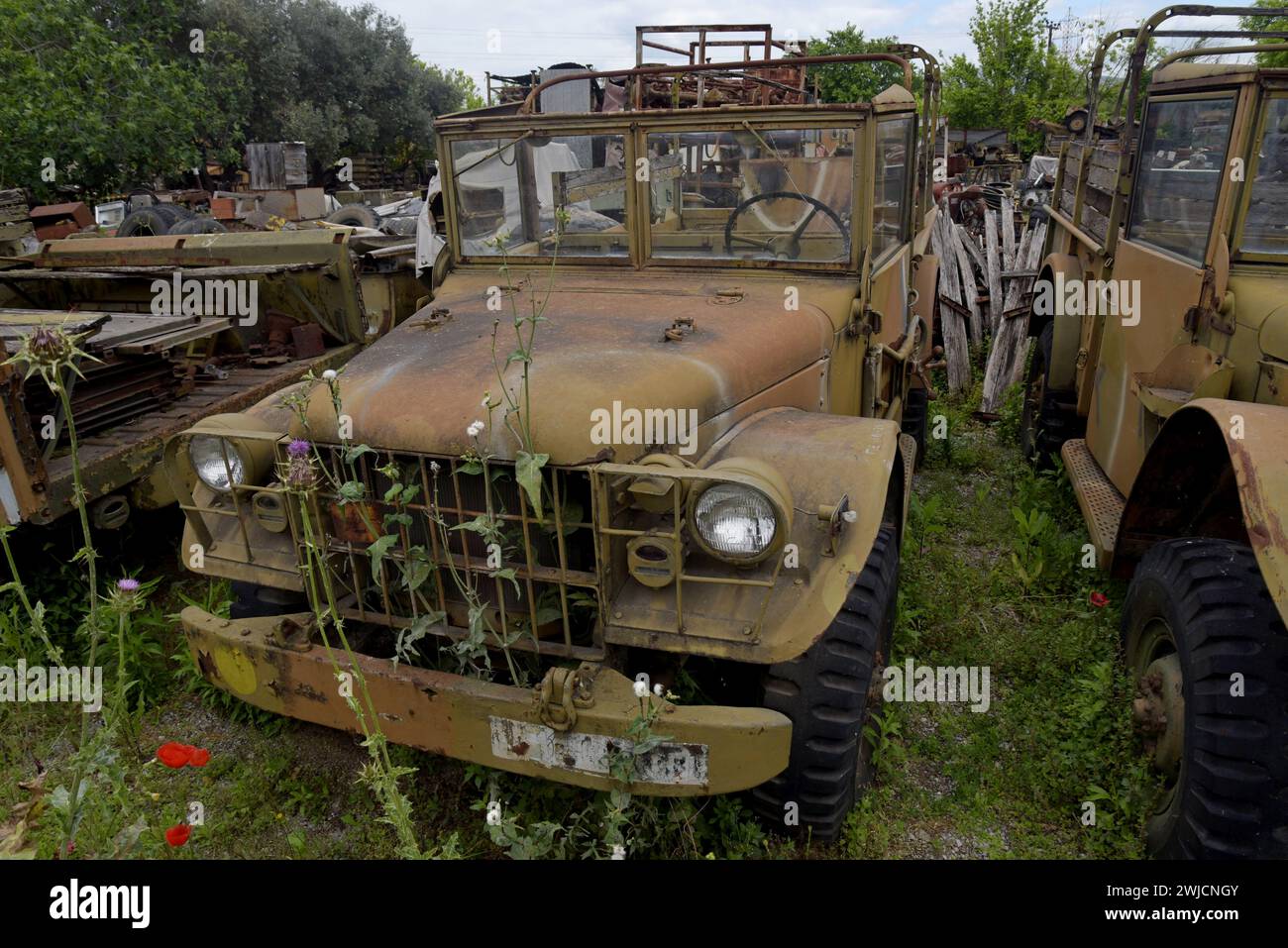 Jeep militari abbandonate e altri veicoli dell'esercito in un cantiere di demolitori a Salonicco, Grecia, maggio 2023 Foto Stock