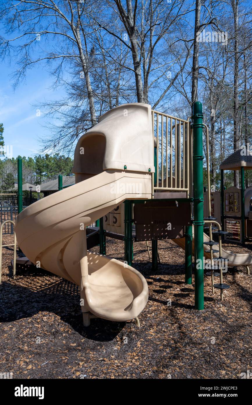 Scivolo per bambini e palestra nella giungla o arrampicata in un parco giochi recintato a Pike Road Alabama, USA. Foto Stock