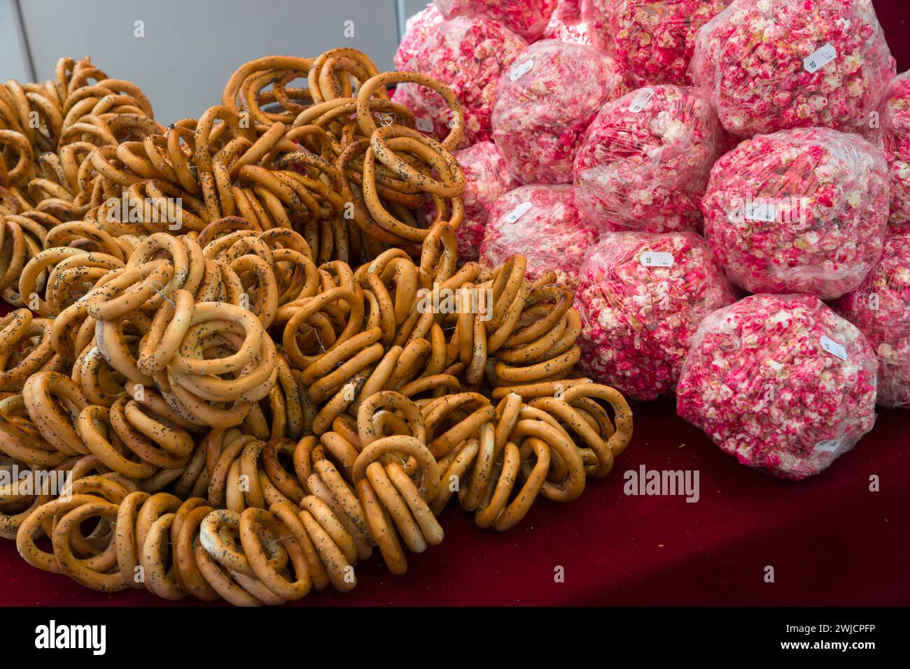 Stalla con riccioli di pane e dolciumi rosa, presentati in modo ripetuto, Market Hall, Fagaras, FagaraÈ™, Fogarasch, Fugres Market, Brasov Foto Stock