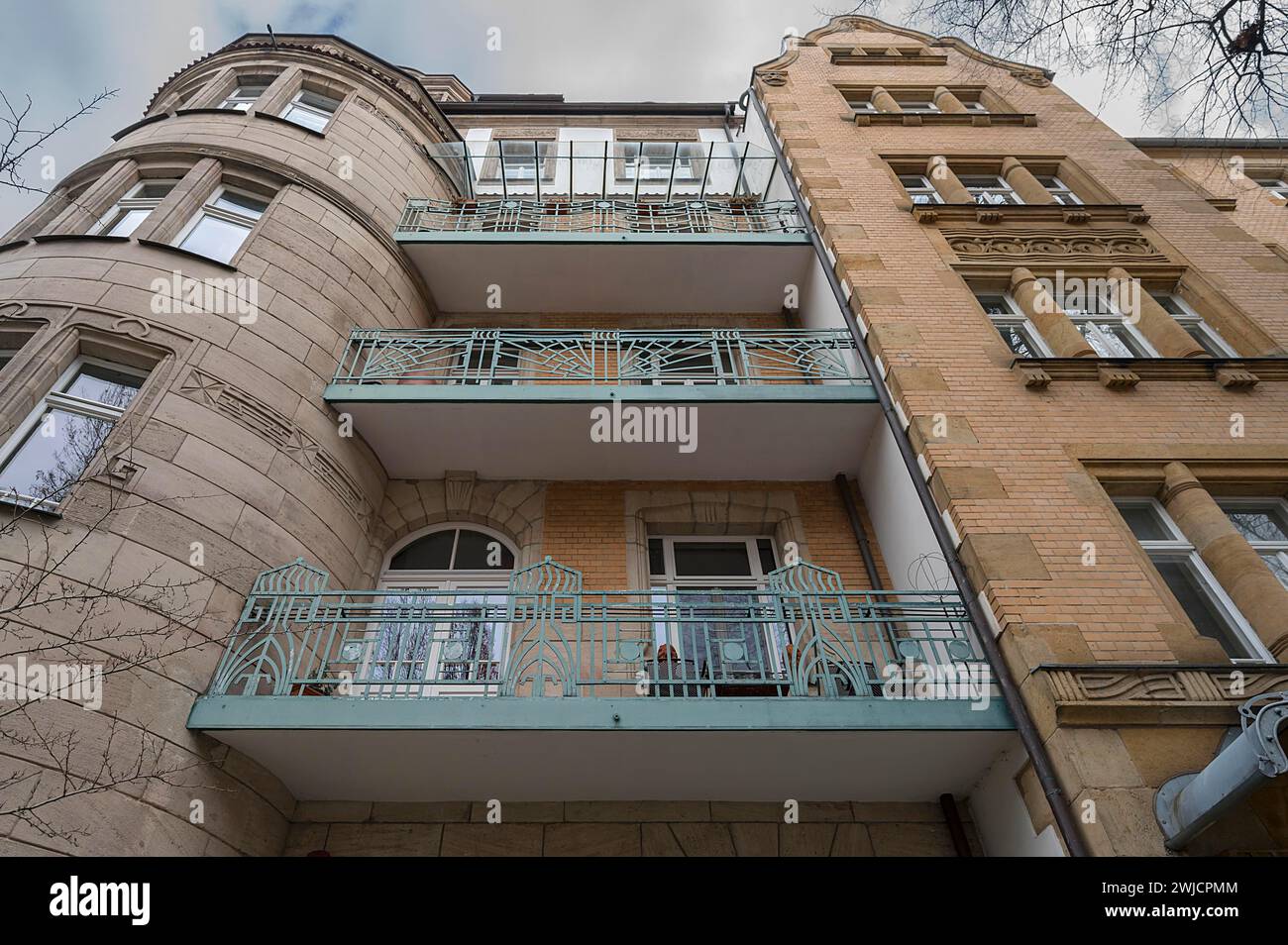 Residenza costruita intorno al 1900, ringhiere per balconi in ferro battuto in stile Art Nouveau, Hastverstr. 34, Norimberga, Franconia media, Baviera, Germania Foto Stock