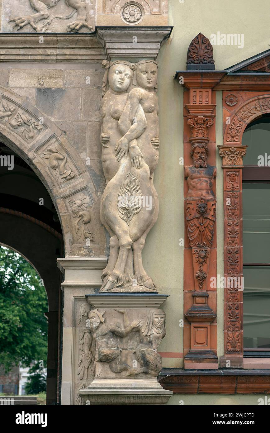 Figure sul portale d'ingresso dell'ex Fuerstenhof, ora tribunale distrettuale, VOR dem Fuerstenhof 1, Wismar, Meclemburgo-Vorpommern Foto Stock