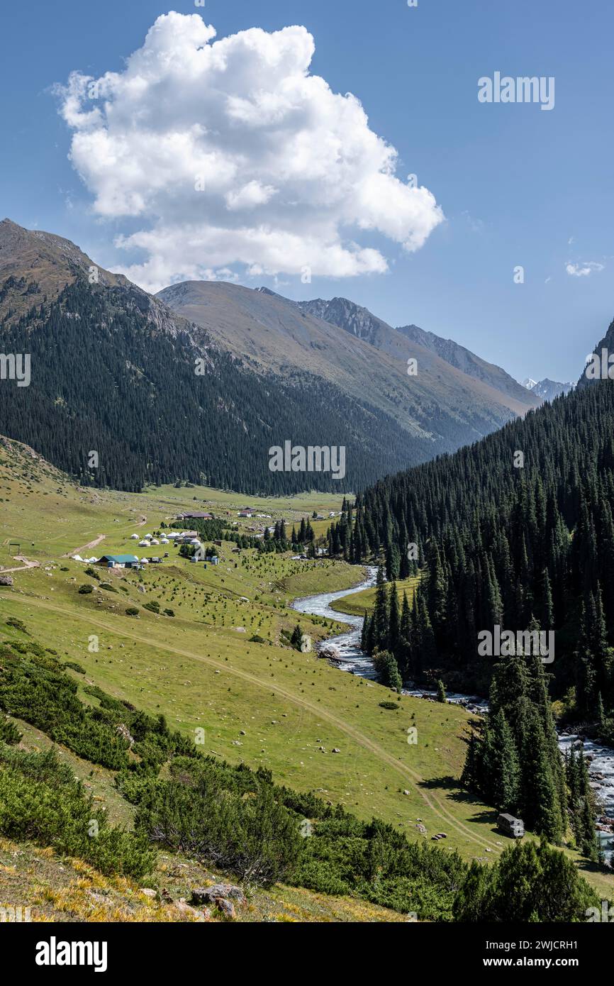 Valle di montagna vicino ad Altyn Arashan, Kirghizistan Foto Stock