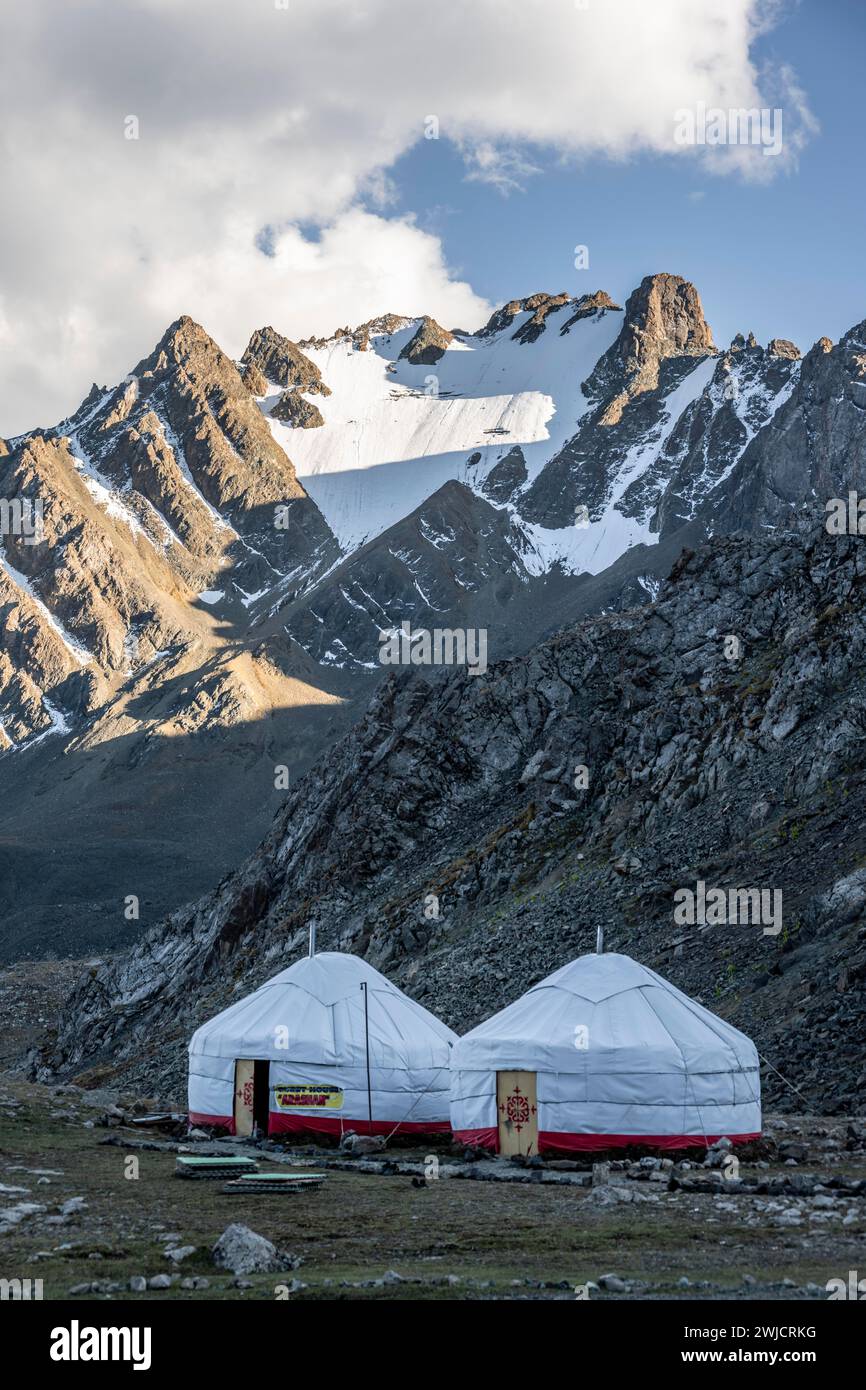 Si yurta in una valle di montagna nei monti Tien Shan, vicino ad Altyn Arashan, Kirghizistan Foto Stock
