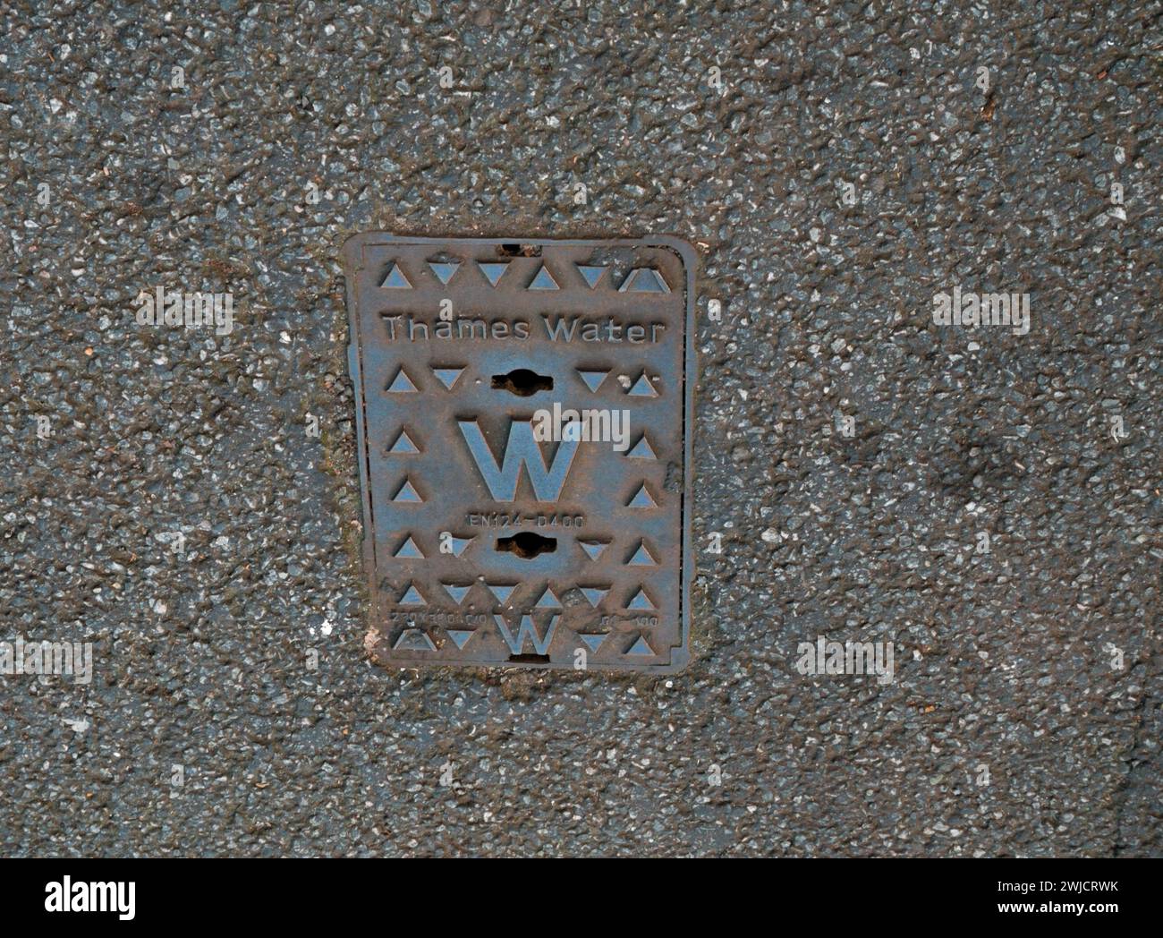 Un punto di accesso all'acqua in ghisa del Tamigi su un fondo stradale Foto Stock