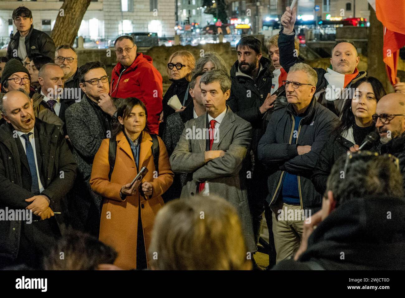 Roma, . 14 febbraio 2024. 02/14/2024 Roma, processione di fiaccolate in largo Argentina per Ilaria Salis, cittadina italiana trattenuta per oltre un anno in Ungheria con l'accusa di aver attaccato militanti neonazisti. All'evento, organizzato da alcune associazioni, partecipano il presidente dell'Anpi, Gianfranco Pagliarulo, insieme ai deputati dell'AVS Angelo Bonelli, del PD Andrea Orlando PS: la foto può essere utilizzata nel rispetto del contesto in cui è stata scattata, e senza intenti diffamatori del decoro delle persone rappresentate. Credito: Agenzia fotografica indipendente/Alamy Live News Foto Stock