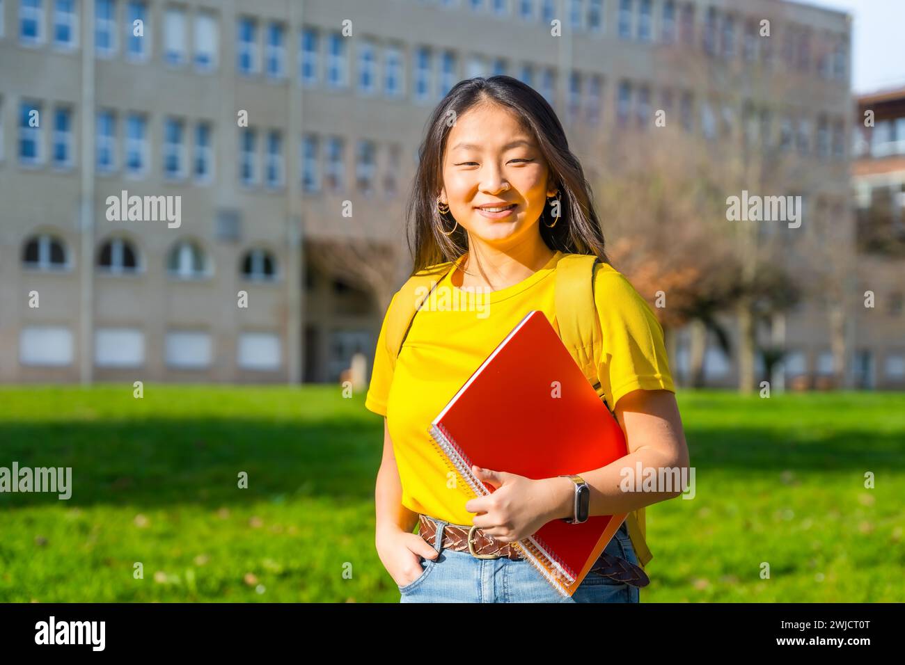 Ritratto di uno studente cinese che sorride nel campus Foto Stock