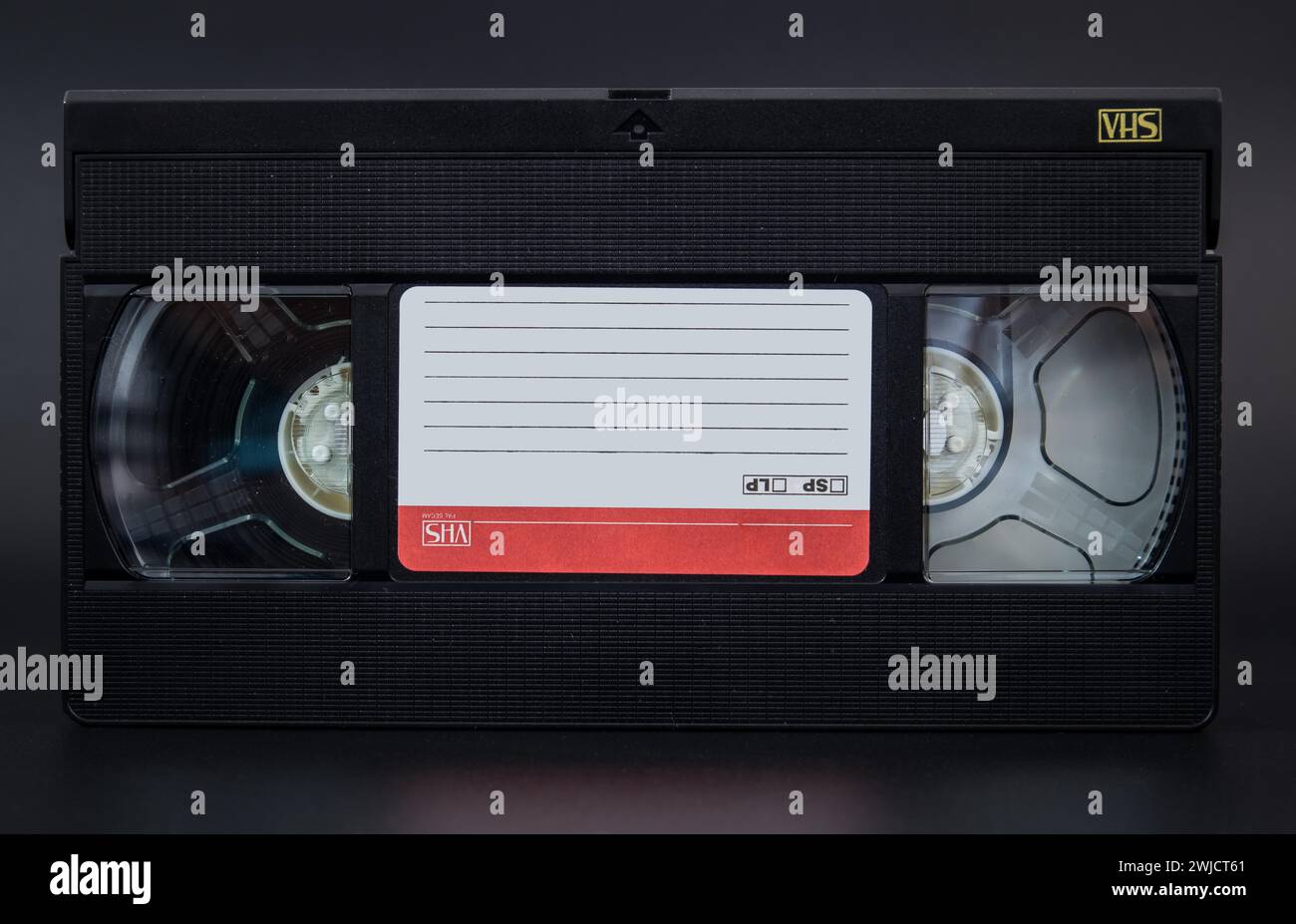 Una cassetta video VHS su sfondo scuro simboleggia la tecnologia retrò e la videocassetta vhs Foto Stock