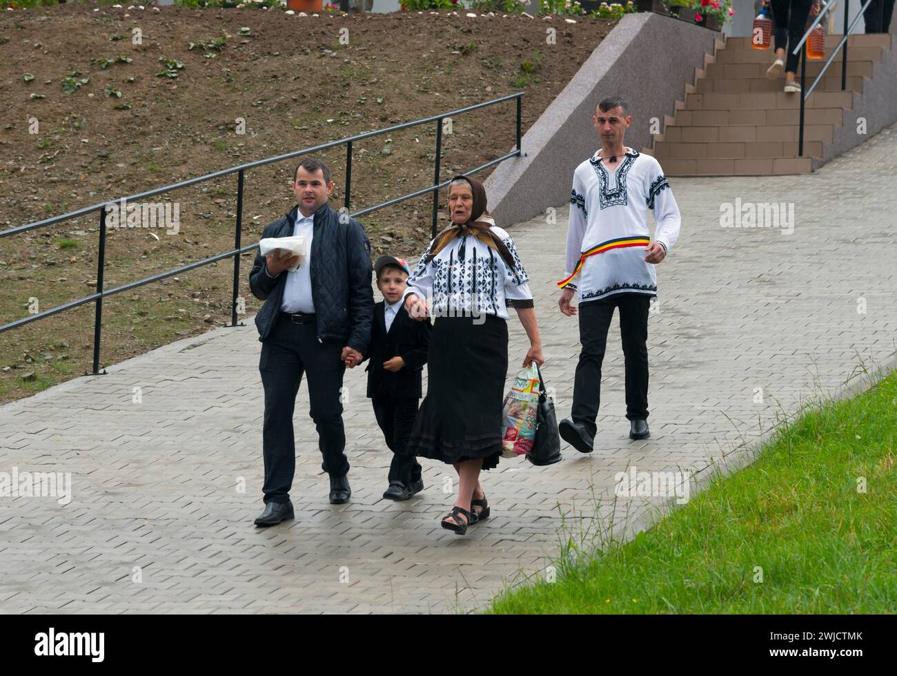 Famiglia in abito tradizionale in un'accogliente passeggiata, donna e uomo in costume tradizionale, Vadu Motilor, Alba, Transilvania, Romania Foto Stock