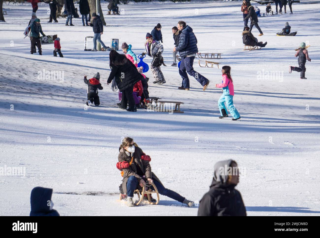 Divertimento con lo slittino nel Viktoriapark coperto di neve di Berlino. La neve e il freddo ghiacciato continuano a dominare il clima, 13.02.21 Foto Stock